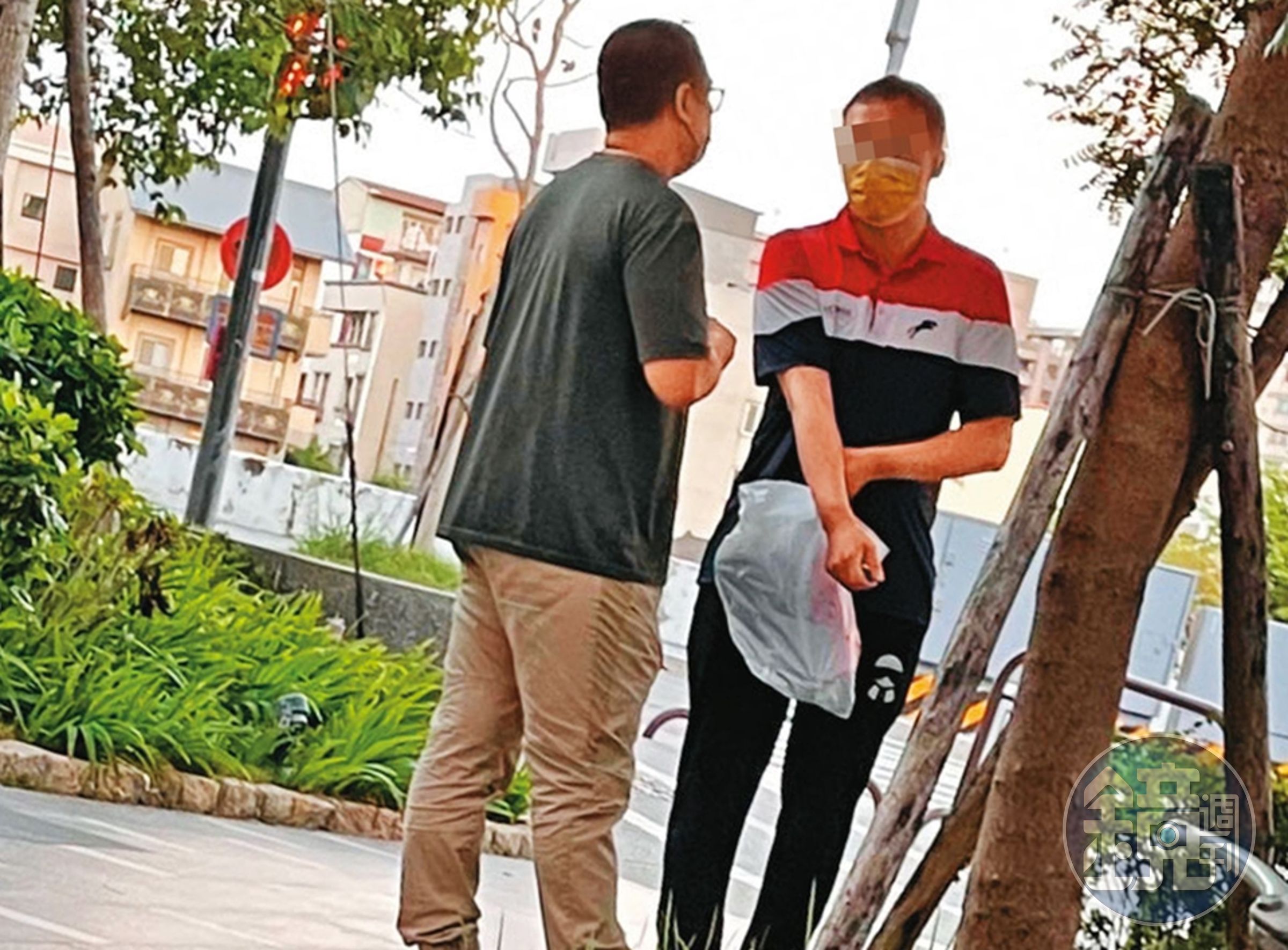 案發後,夏男(右)換裝下樓,接受刑警(左)詢問,第一時間沒說他與死者的關係。(讀者提供)