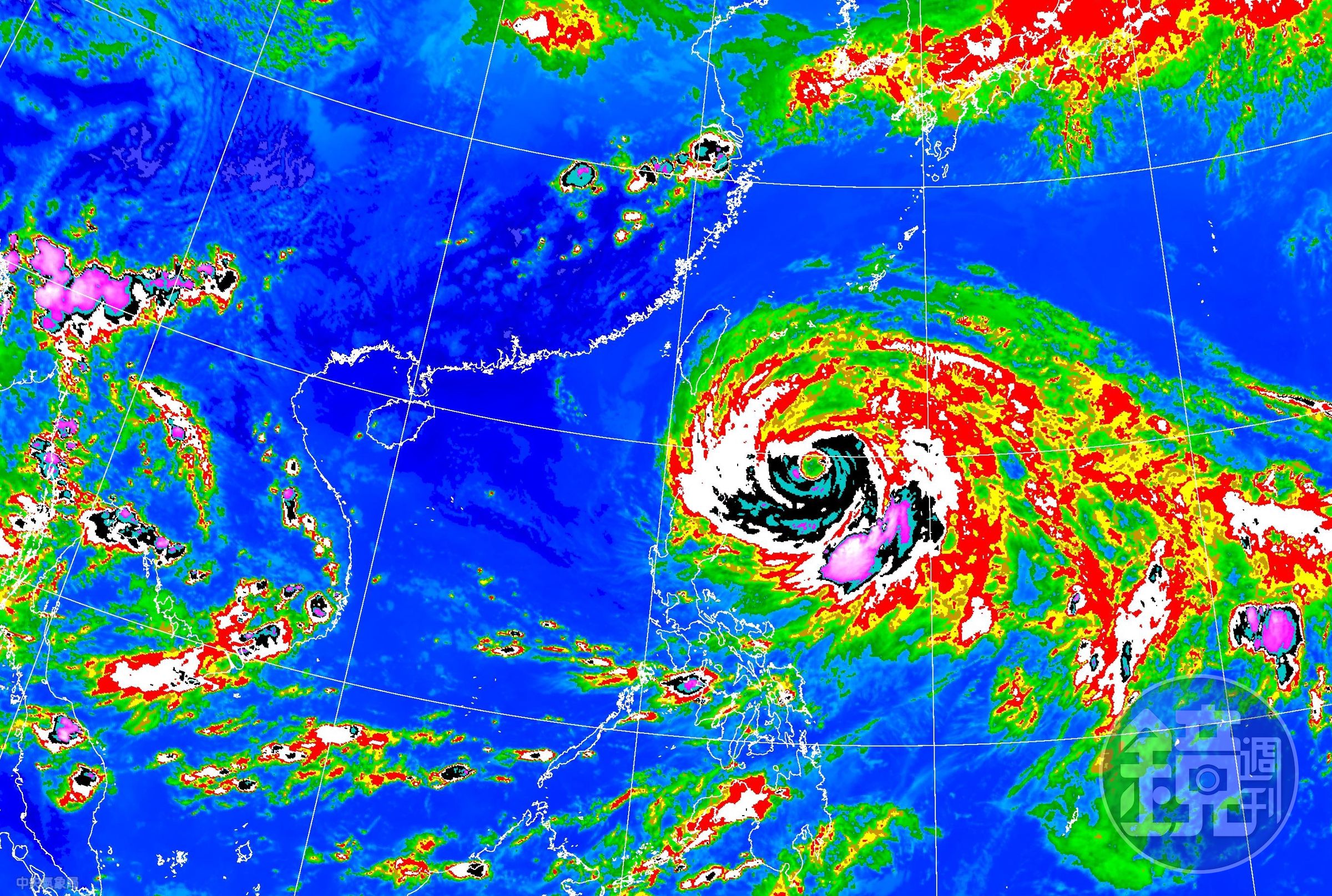 中颱「瑪娃」逼近,消防署提醒,長浪易受地形影響成瘋狗浪,會造民眾落海傷亡,故提醒切勿觀浪。(中央氣象局提供)