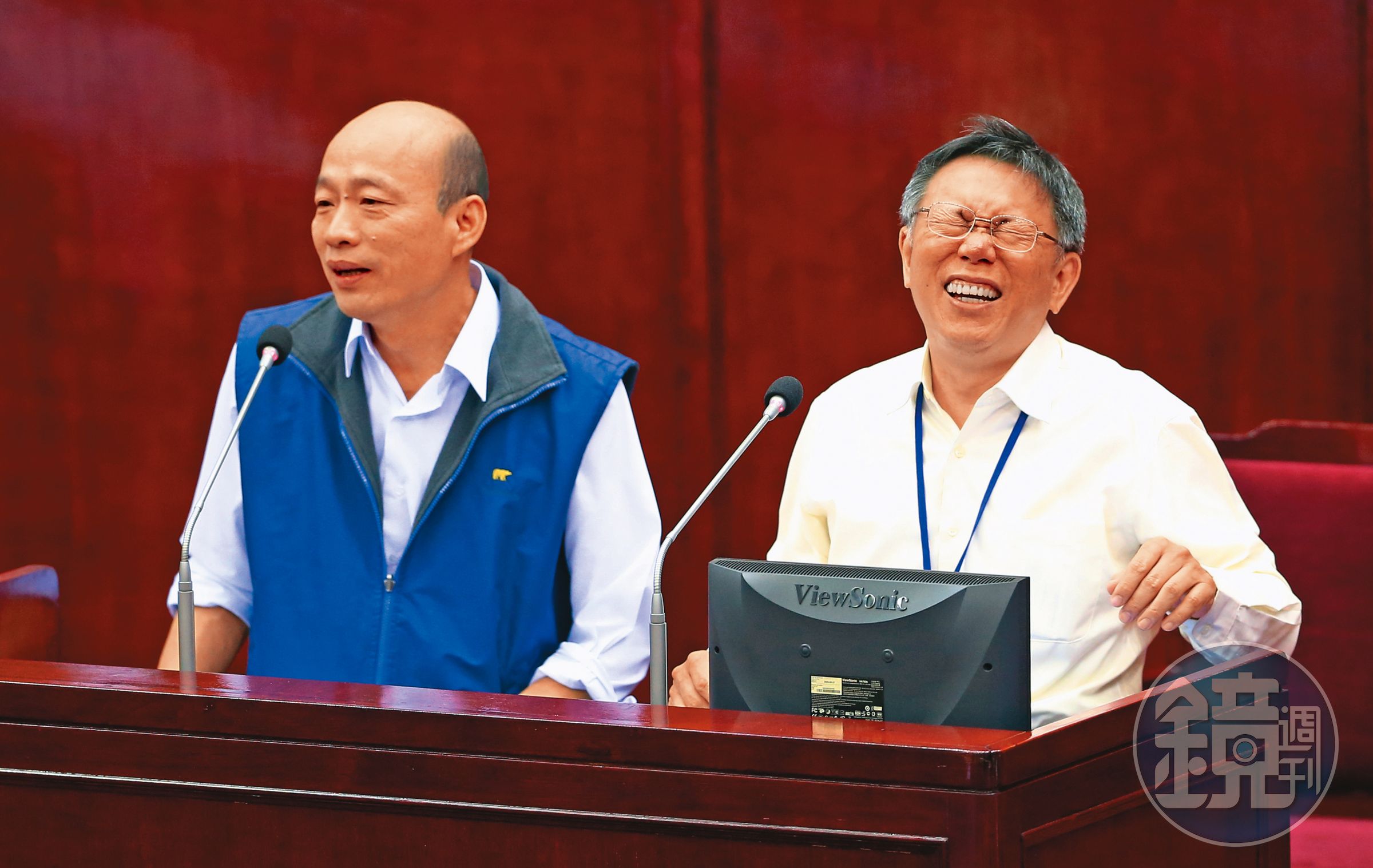 韓國瑜(左)曾在北市議會備詢時,與北市議員王世堅對決,力戰「菜蟲」罵名。右為時任台北市長的柯文哲。(聯合知識庫)
