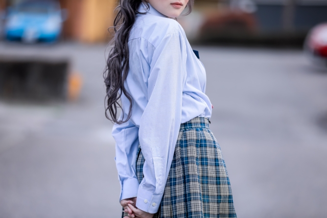 一名網友的妹妹升上高中後開始懂得打扮，卻被親戚批評太暴露。（示意圖，取自photoAC）