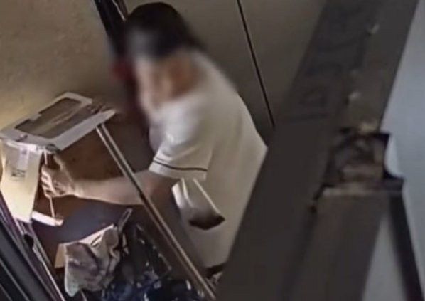 中國廣東一名清潔婦為回收紙箱，從10樓扔下幼貓。（翻攝微博）