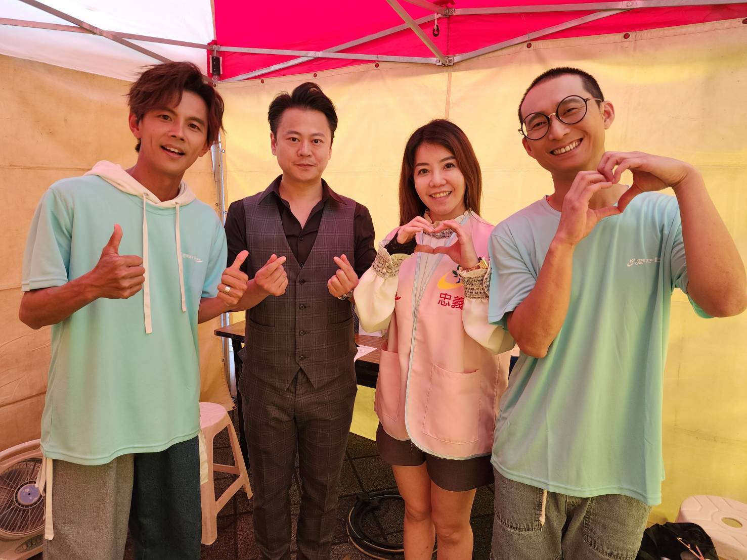 浩角翔起與牧菓國際創辦人黃士旗、李星嬡一同為拯救失依兒出錢出力。（牧菓國際提供）