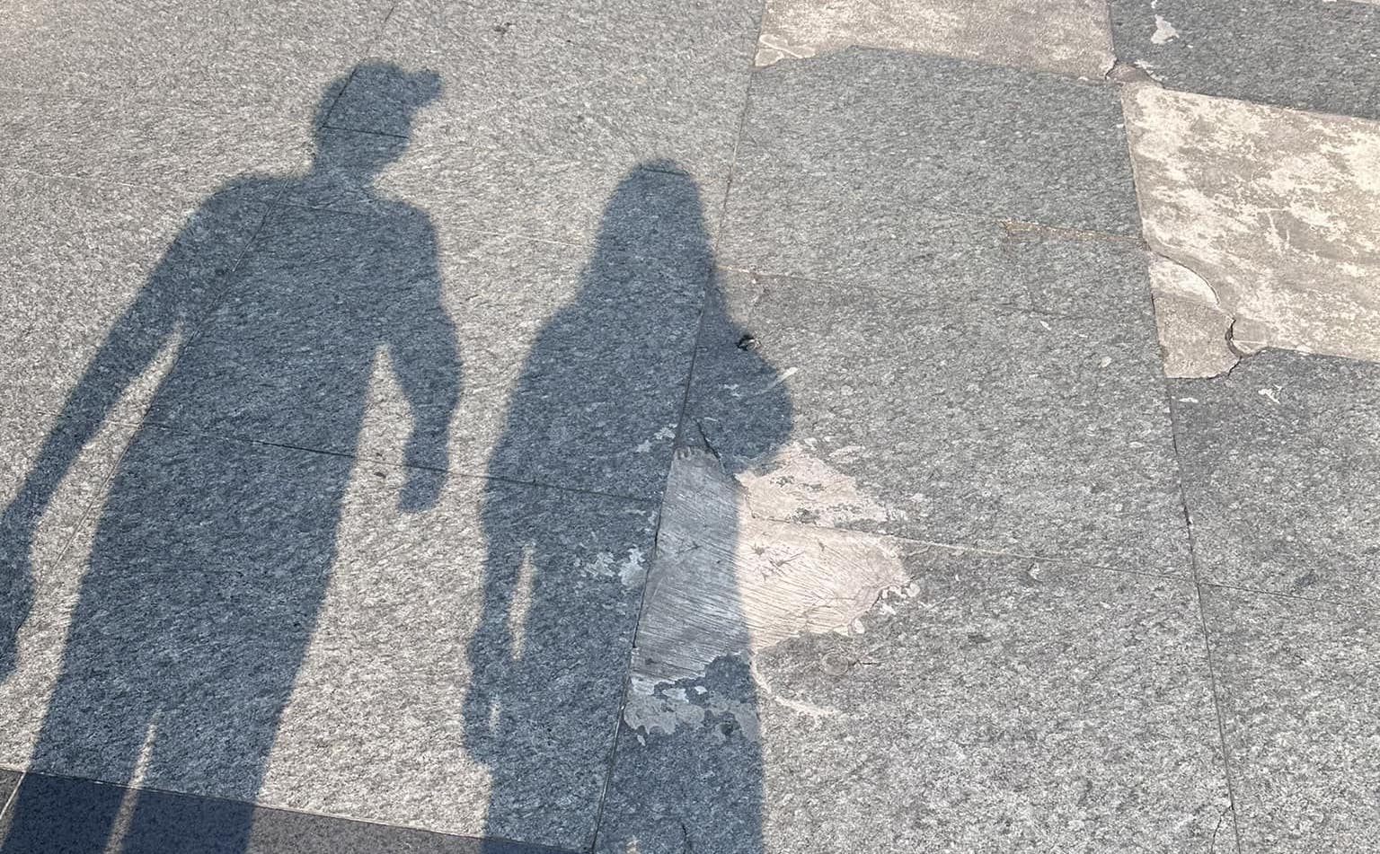 趙正平在臉書曬出與空姐女友的影子照。（翻攝自趙正平臉書）