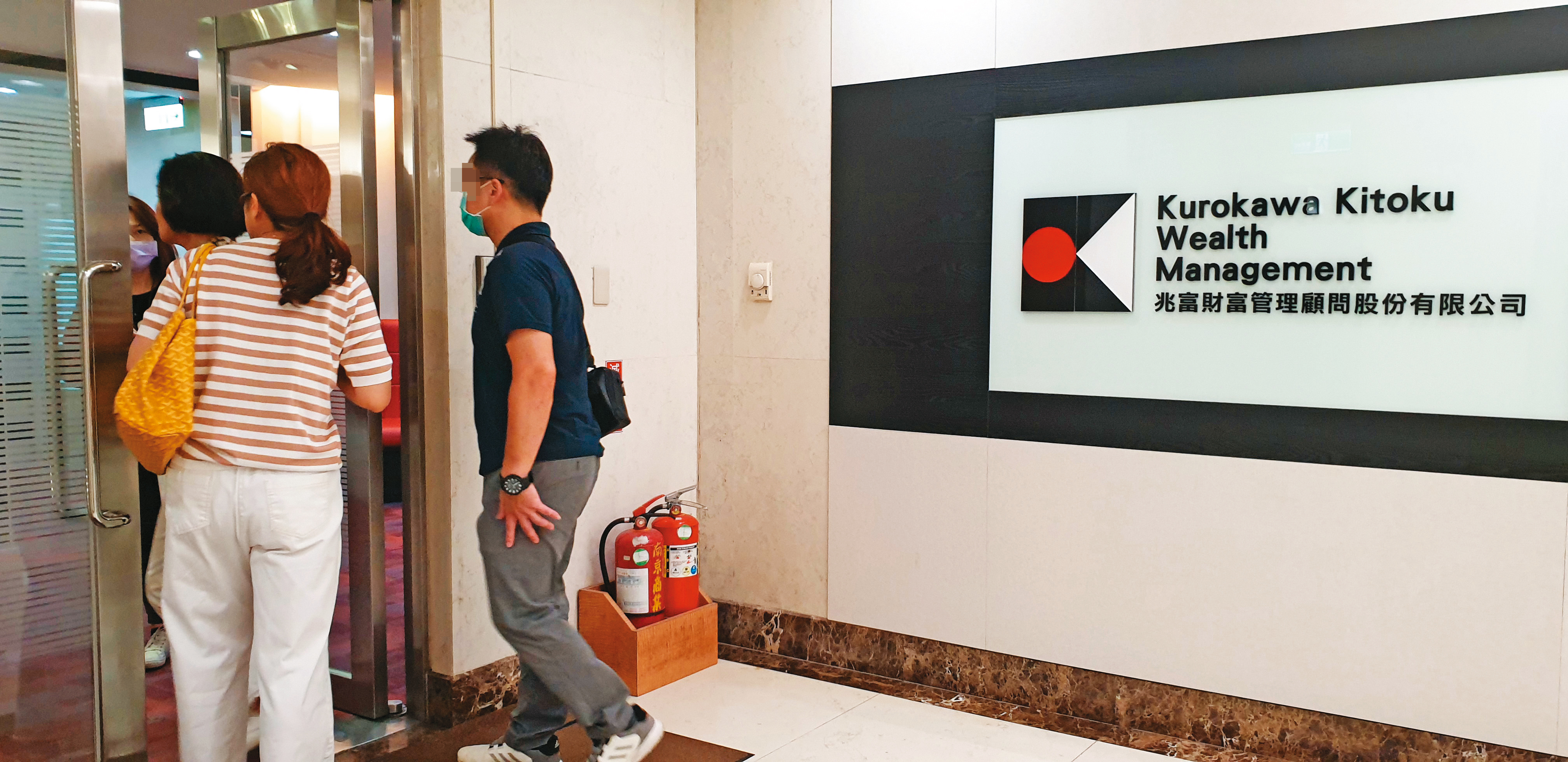 本刊直擊，澳豐在台灣的銷售公司兆富門禁森嚴，受害投資人也被轟出來。