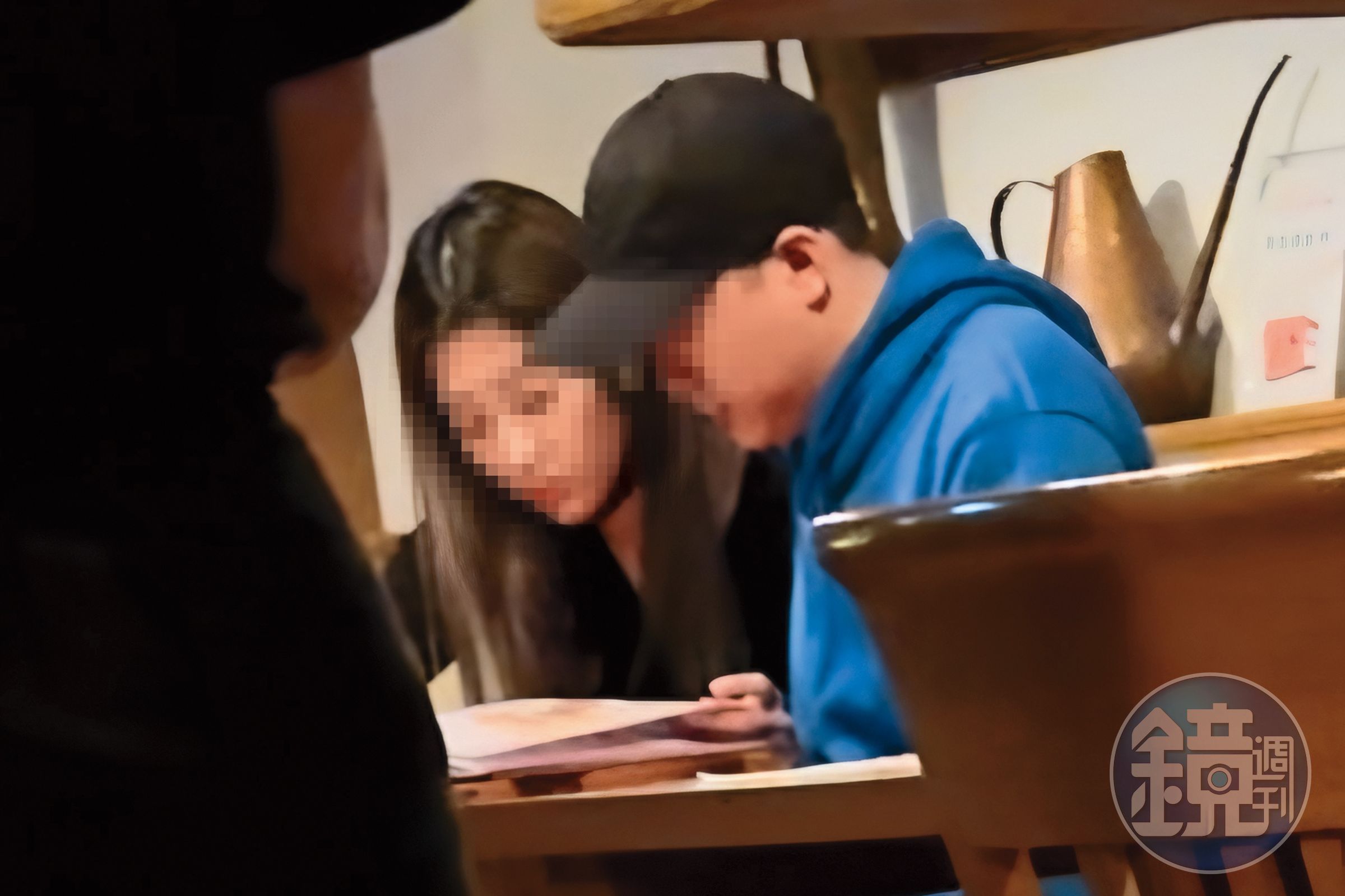 3月31日 黑帽男晚間帶樂兒去吃晚餐，兩人坐緊緊一起看菜單。（讀者提供）