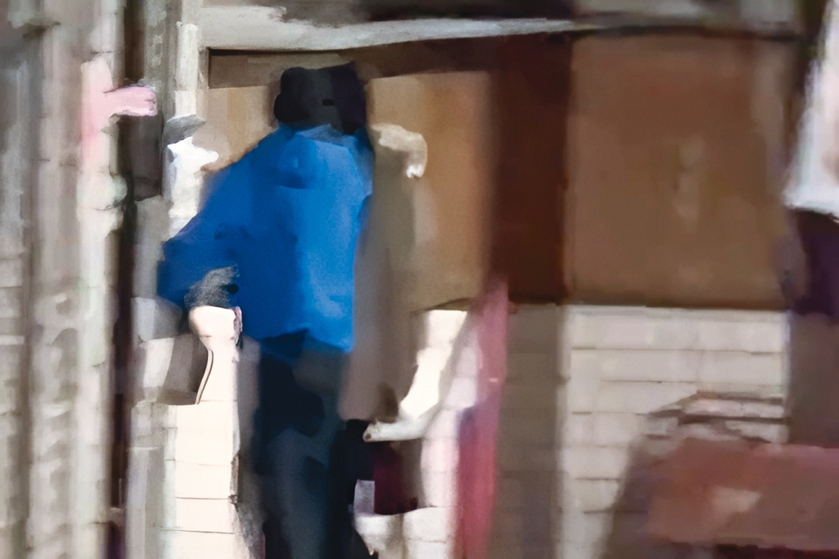 3月31日黑帽男緊跟著樂兒上樓，直奔香閨。（讀者提供）