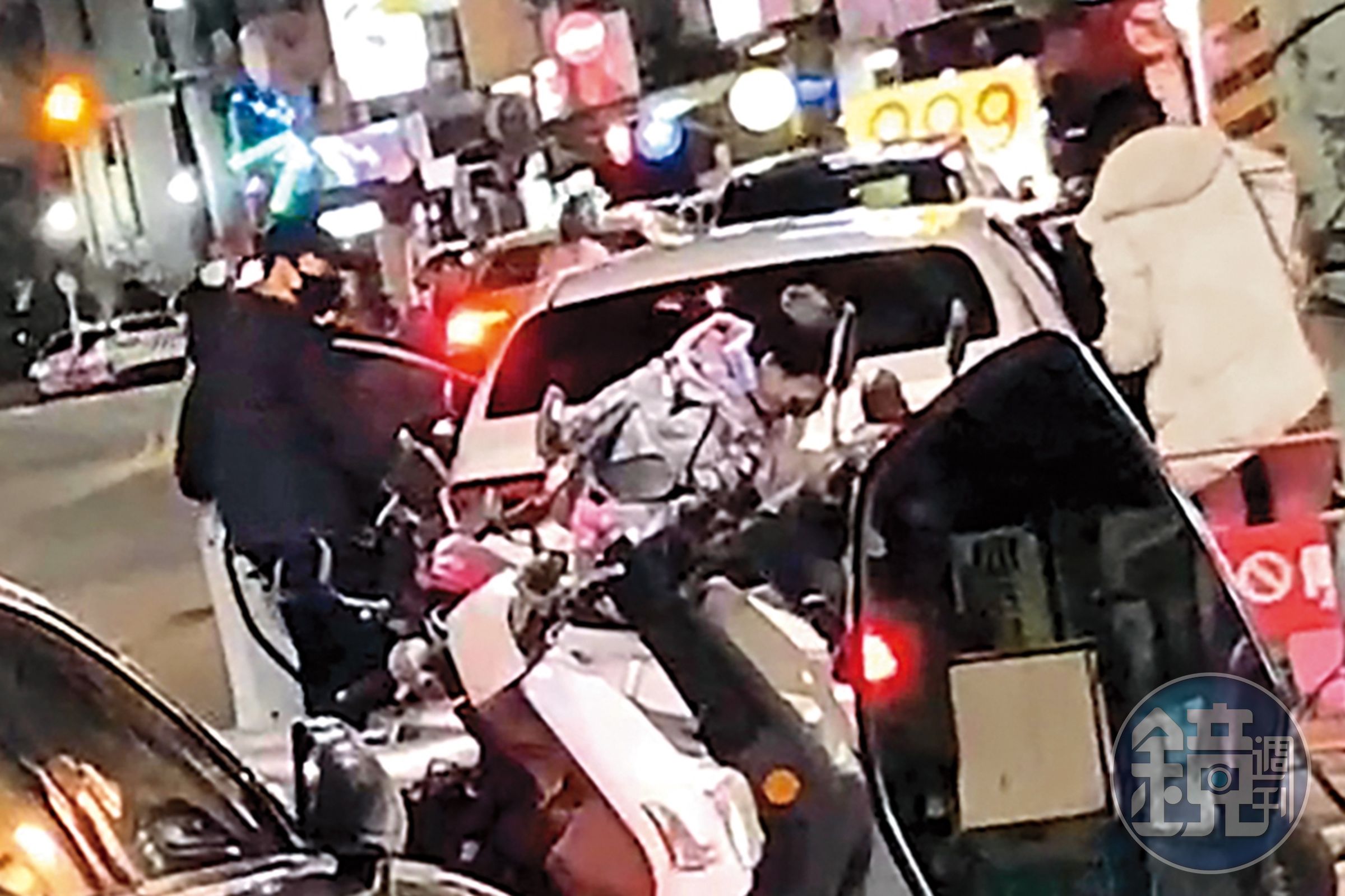 3月28日看完醫生回家路上，黑帽男先與樂兒去採買。（讀者提供）