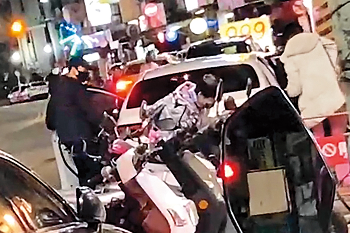 3月28日看完醫生回家路上，黑帽男先與樂兒去採買。（讀者提供）