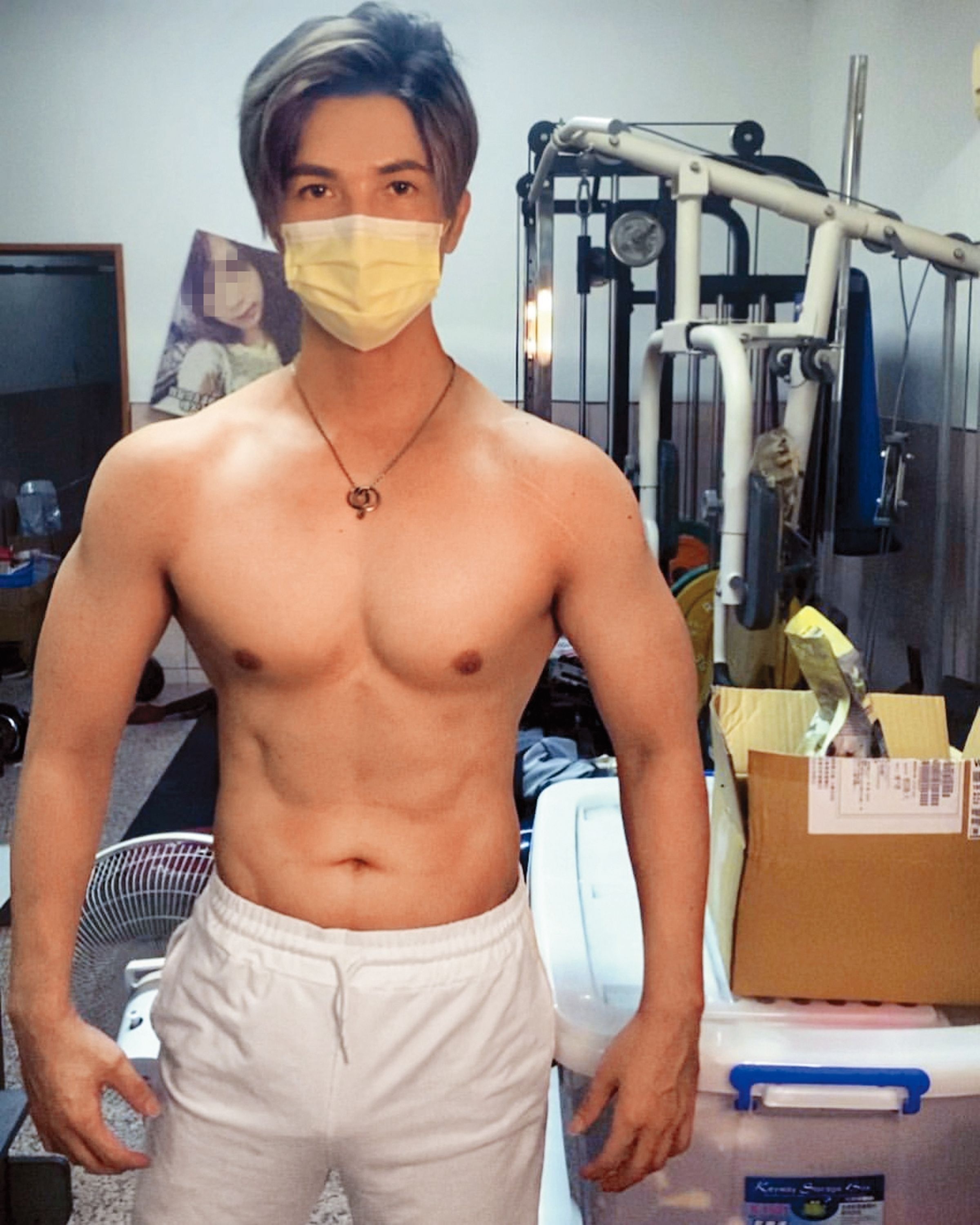 口罩男是職業軍人退役,雖轉行當作家,但身材依舊維持得宜。(翻攝自口罩男IG)