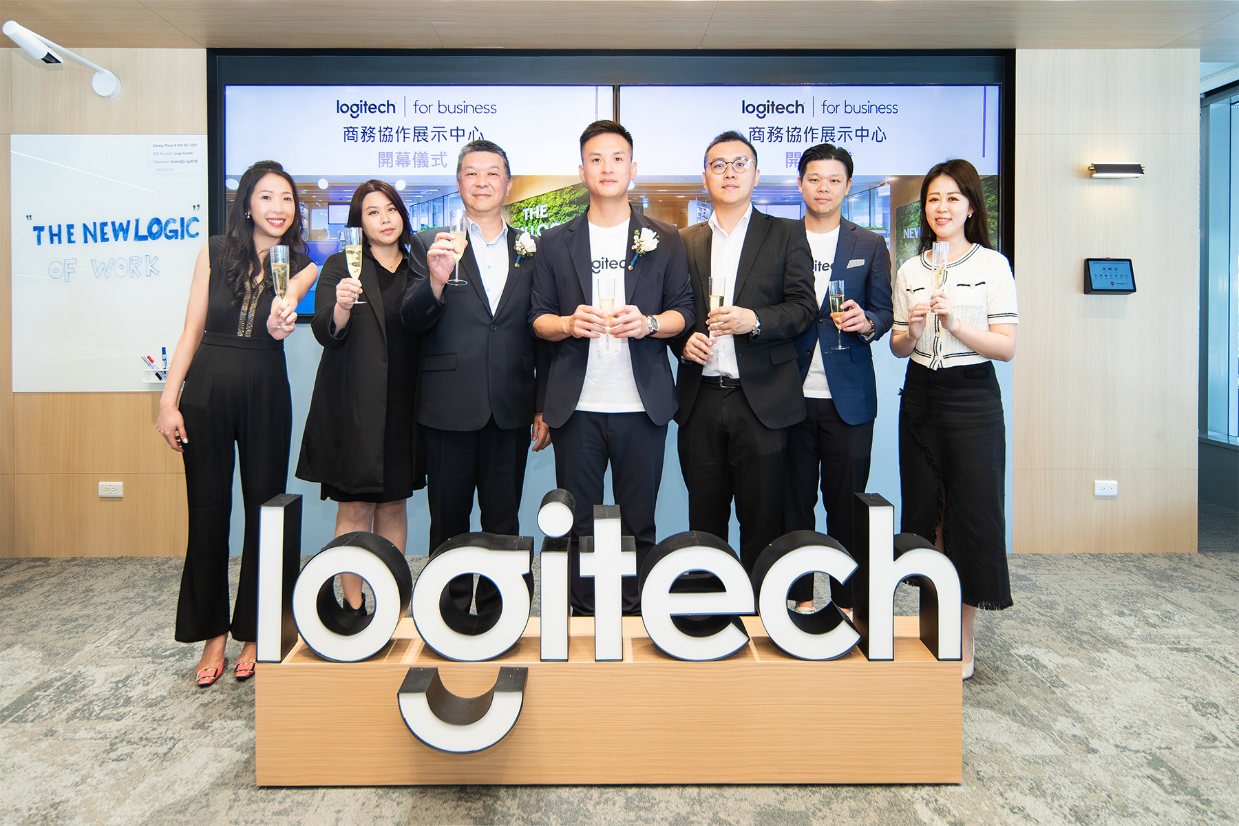 Logitech台港澳總經理施前江(中)與展碁國際股份有限公司資深副總經理 鄭明琪(左三)舉杯歡慶Logitech for Business商務協作展示中心正式開幕。