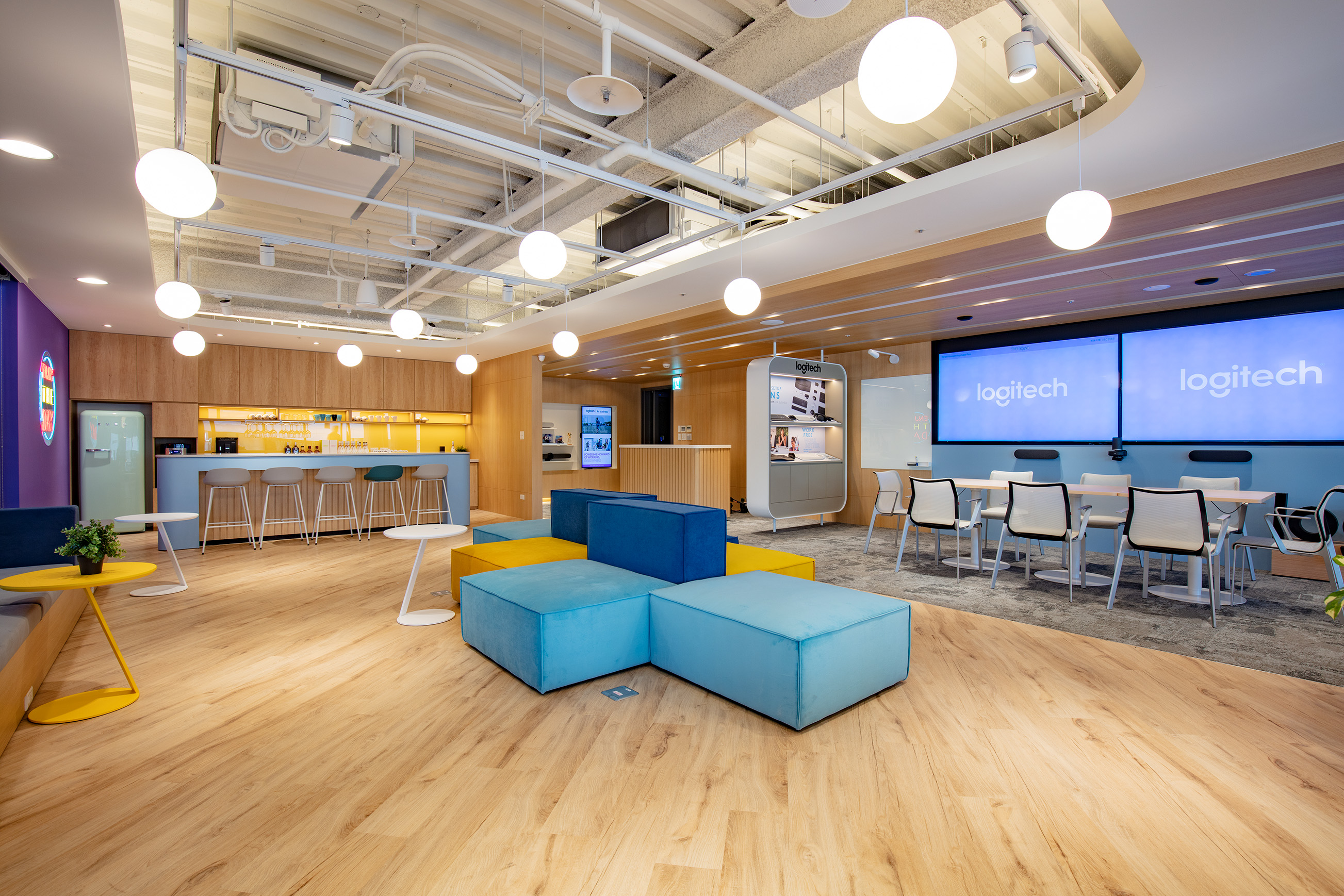 Logitech打造全球首間「Logitech for Business 商務協作展示中心」,Logi Galaxy Plaza開放式空間提供多種彈性化用途,滿足現代企業多元需求。