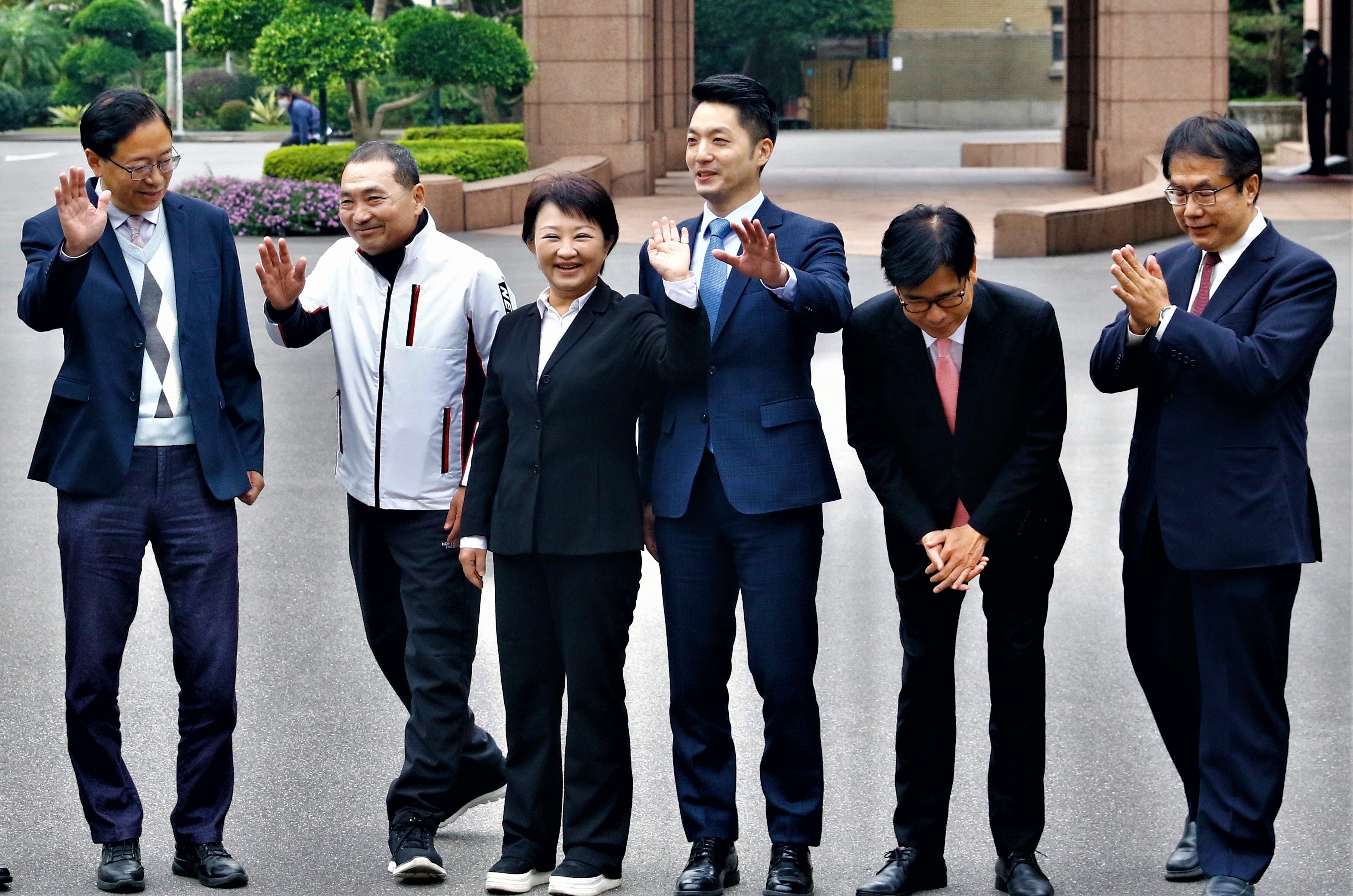 《遠見》調查2023最新縣市長施政滿意度，六都中台中市長盧秀燕（左3）居冠、台北市蔣萬安（右3）墊底。（本刊資料照）