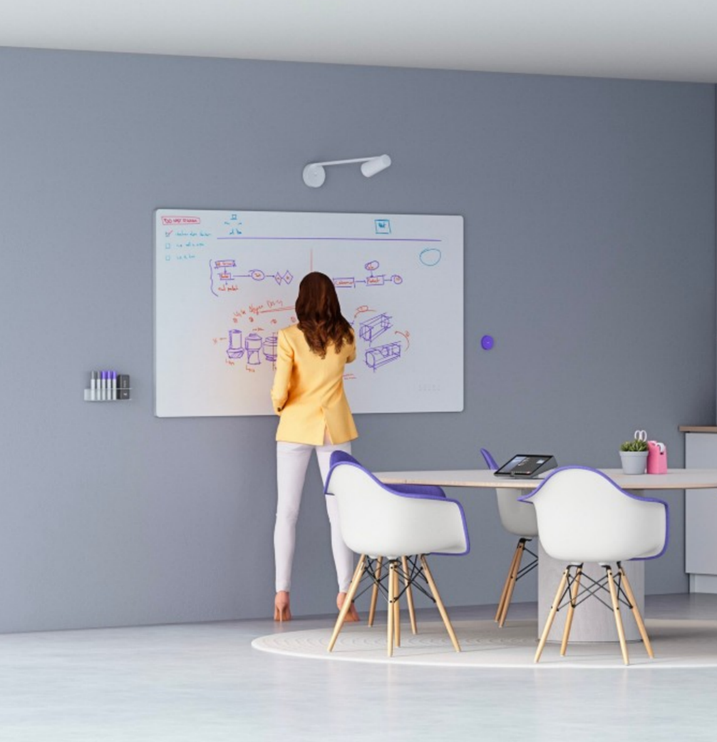 Logitech 打造全球首間「Logitech for Business商務協作展示中心」,Logitech Scribe AI白板攝影機,讓熟悉的手寫白板與視訊會議完美結合。