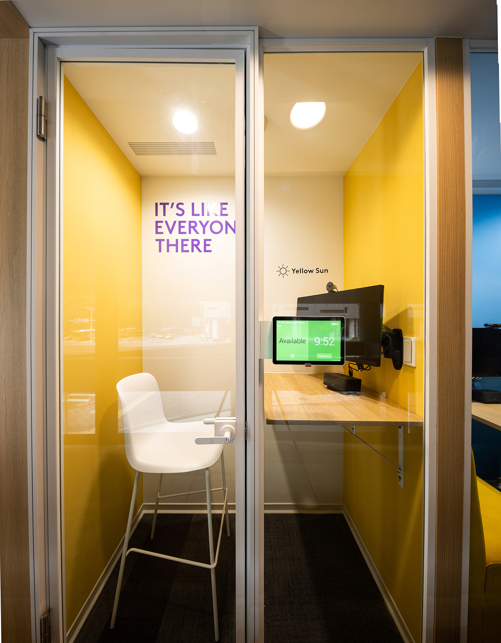 Logitech打造全球首間「Logitech for Business商務協作展示中心」,電話亭(Phone Booth)的封閉空間適合個人專注工作或開重要會議。