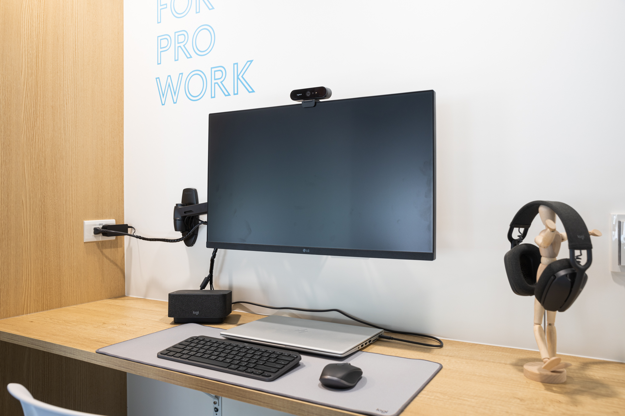Logitech 個人協作解決方案,包含鍵盤和滑鼠、網路攝影機、耳機麥克風,打造公平會議,讓遠距辦公不再有距離。