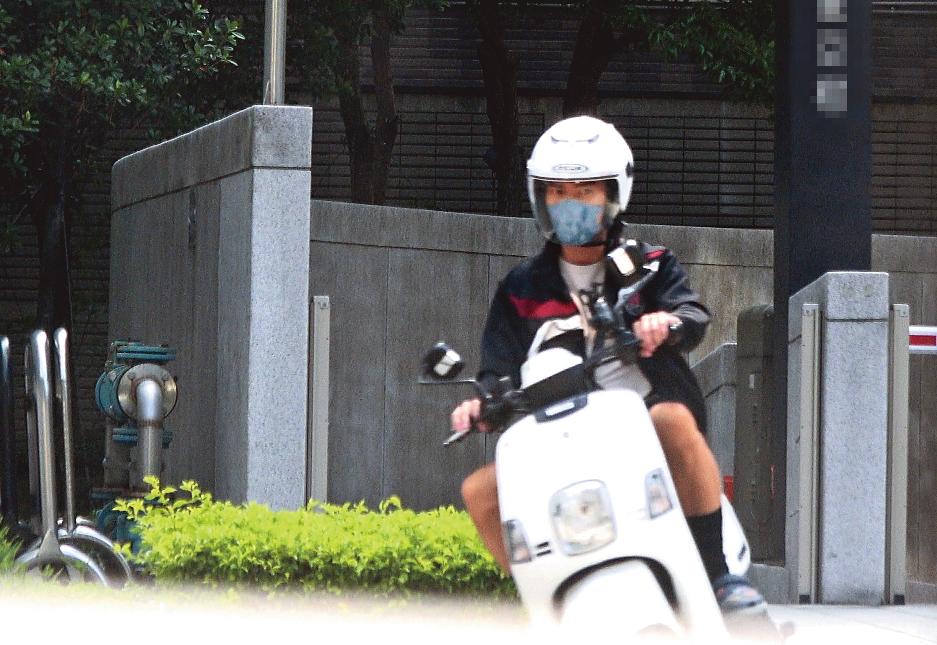 本刊去年9月直擊，許仁杰直搗謝京穎家，驗證他們當時曖昧的消息，但兩人矢口否認。