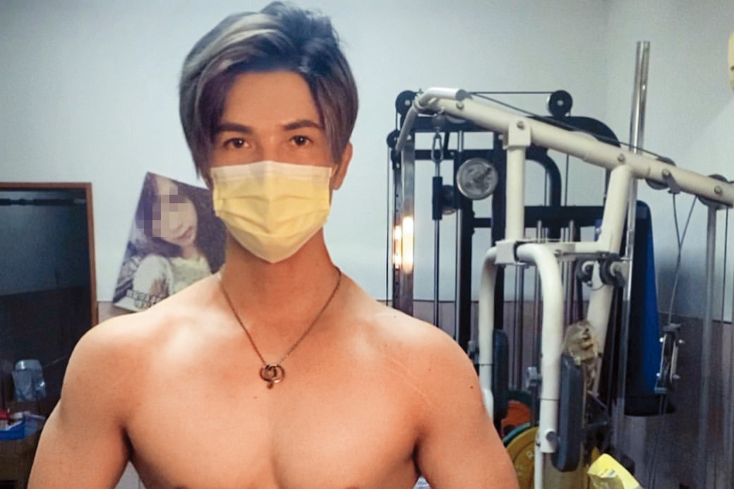 口罩男是職業軍人退役，雖轉行當作家，但身材依舊維持得宜。（翻攝自口罩男IG）