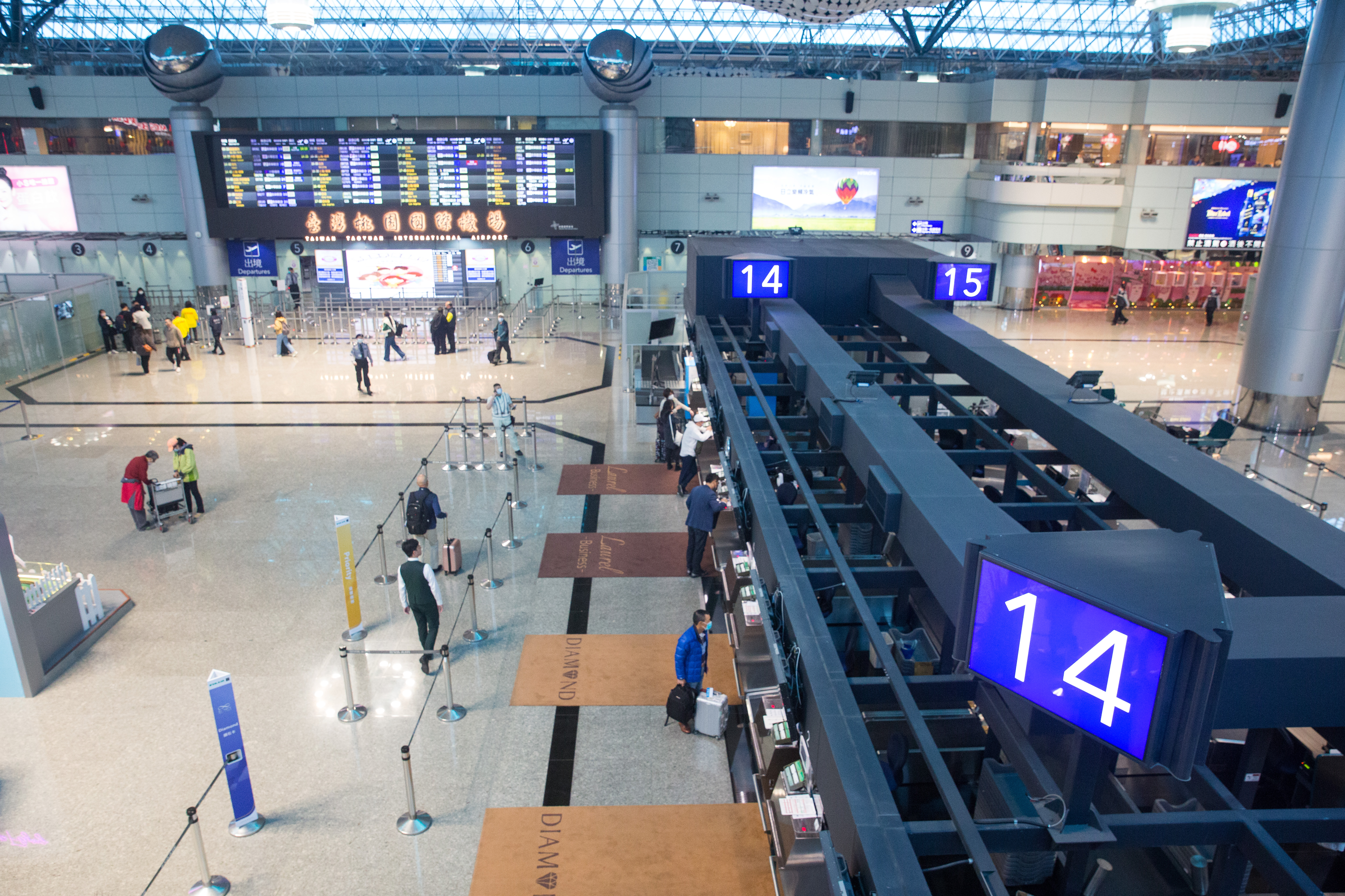 立法院今日三讀通過《入出國及移民法》部分條文修正，放寬外籍人士申請居留相關規定。（示意圖，本刊資料照）