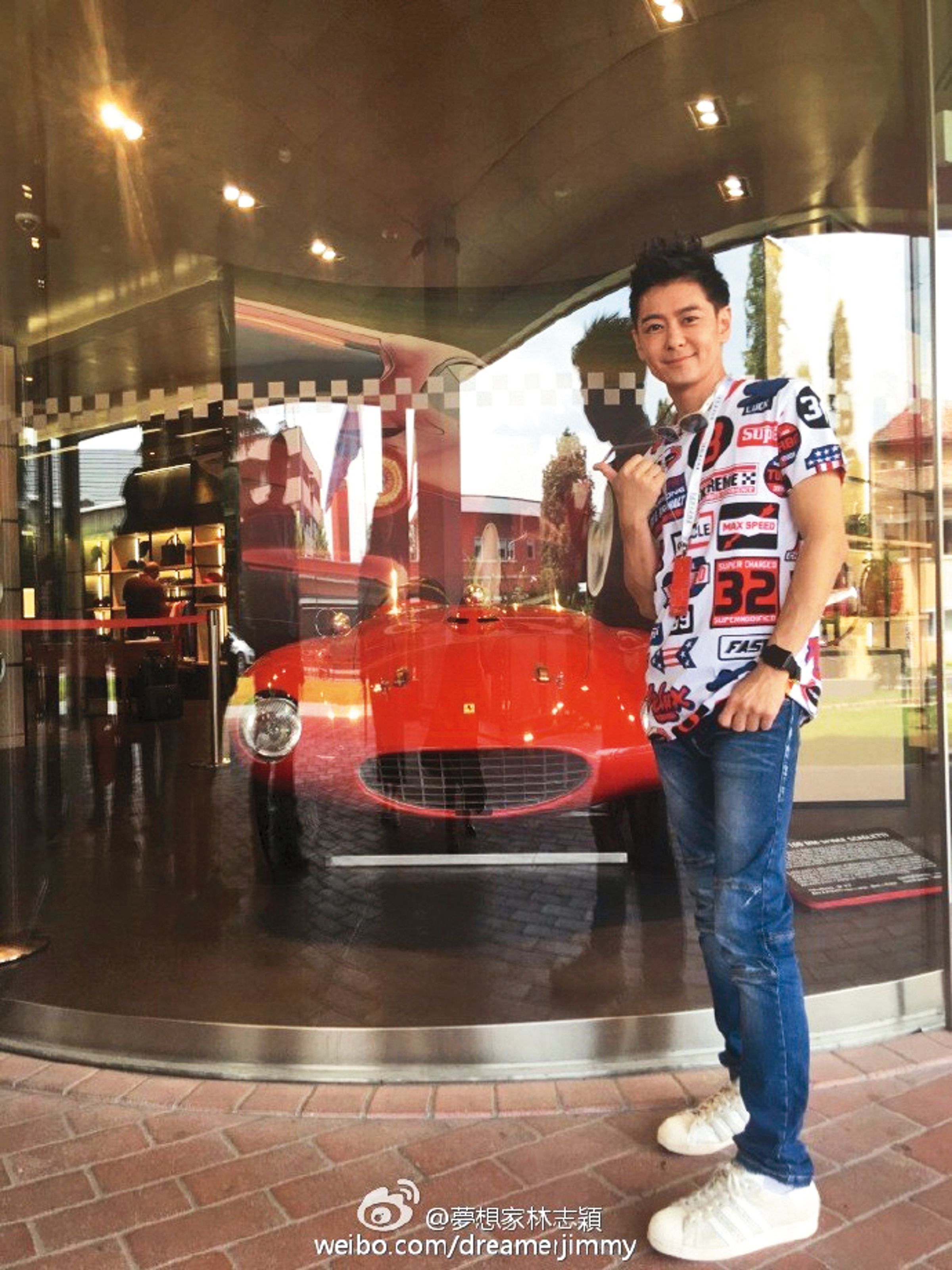 林志穎愛賽車形象鮮明,卻曾被爆自稱參觀法拉利總部但其實只是參觀博物館。(翻攝自林志穎微博)