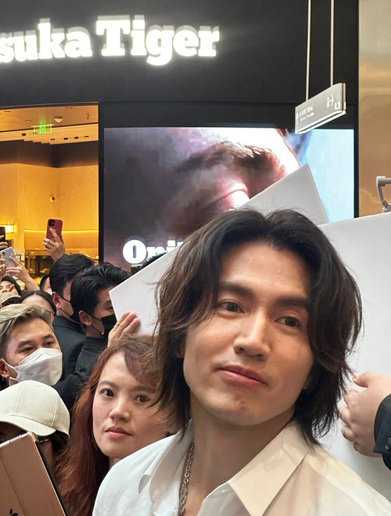 言承旭出席代言活動，簡單的打扮加上自然的狀態，體型也一直維持著，一點都不像46歲，被網友封為「抗老天花板」。（微博圖片）