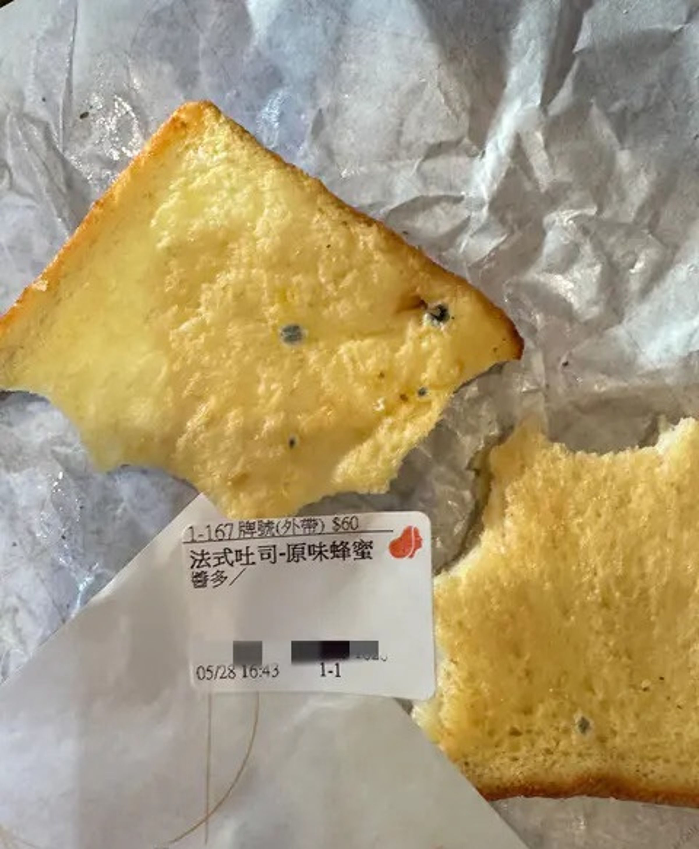 一名女網友在Dcard抱怨,某本土連鎖咖啡店的法式吐司嚴重發霉。(翻攝自Dcard)