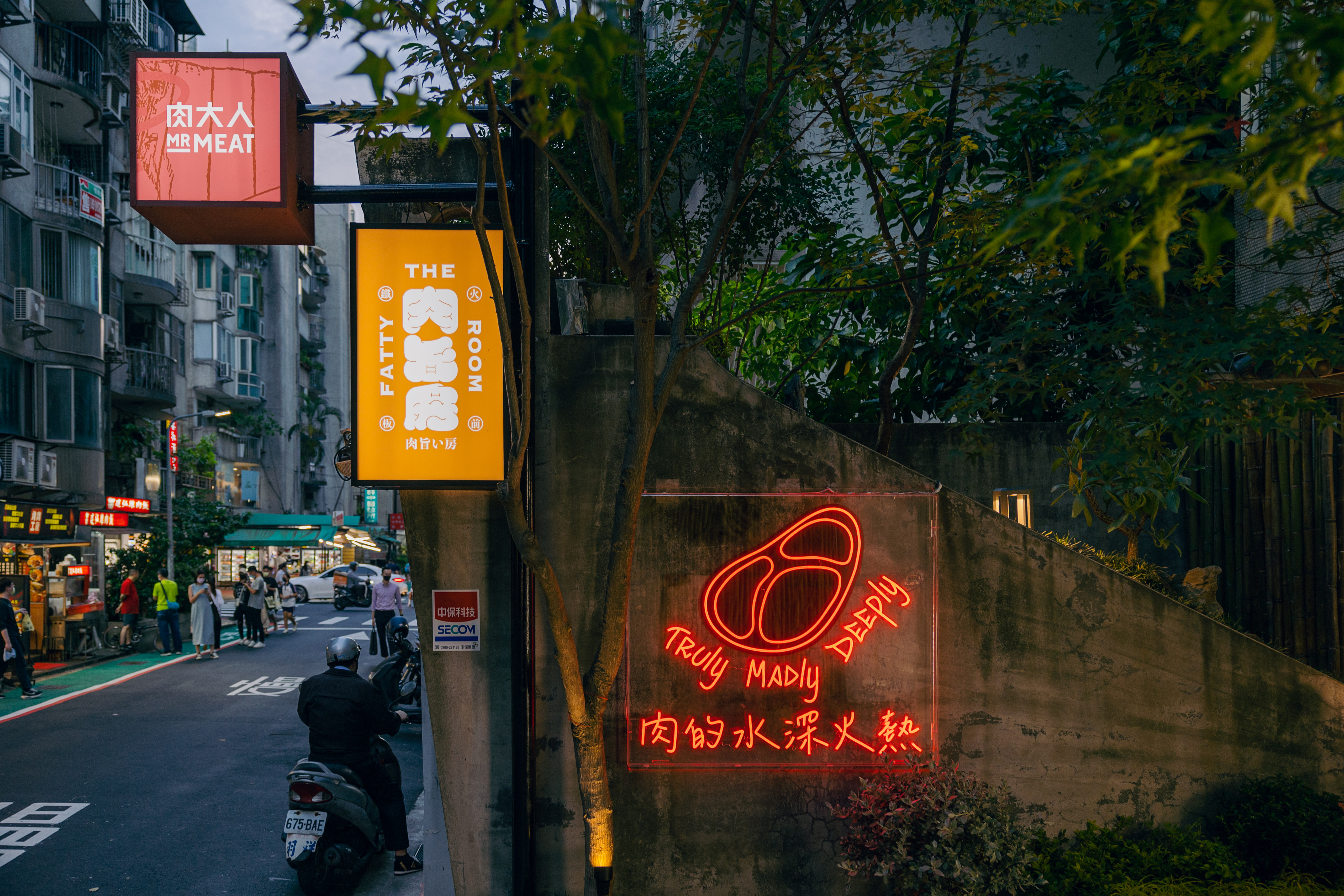 「肉旨房」與兄弟店「肉大人」比鄰而立，分別主打日式漢堡排和嚴選肉火鍋。（肉旨房提供）