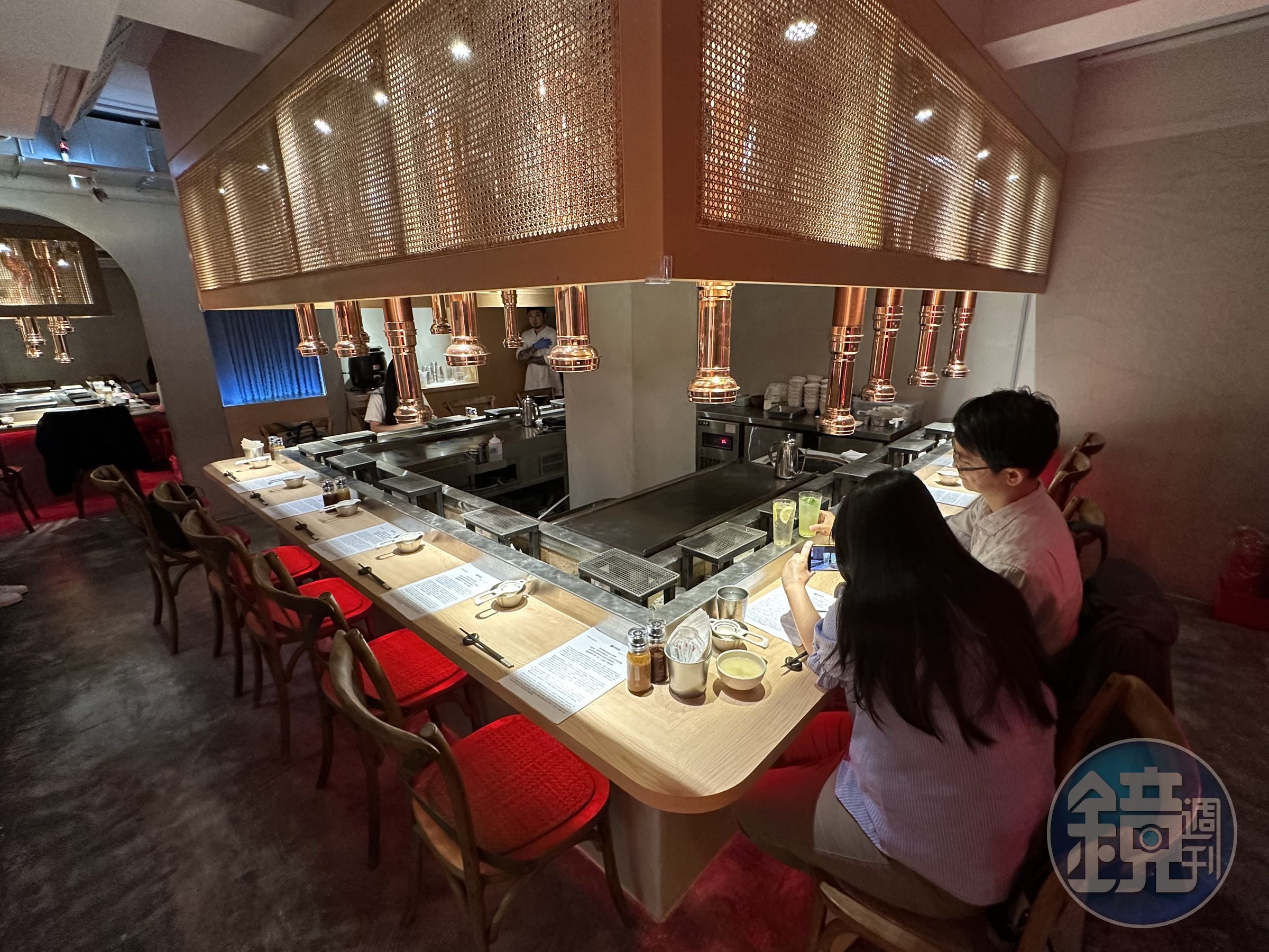 ㄇ字型的吧檯設計,讓客人可以看到漢堡排香煎的過程,更有食欲。