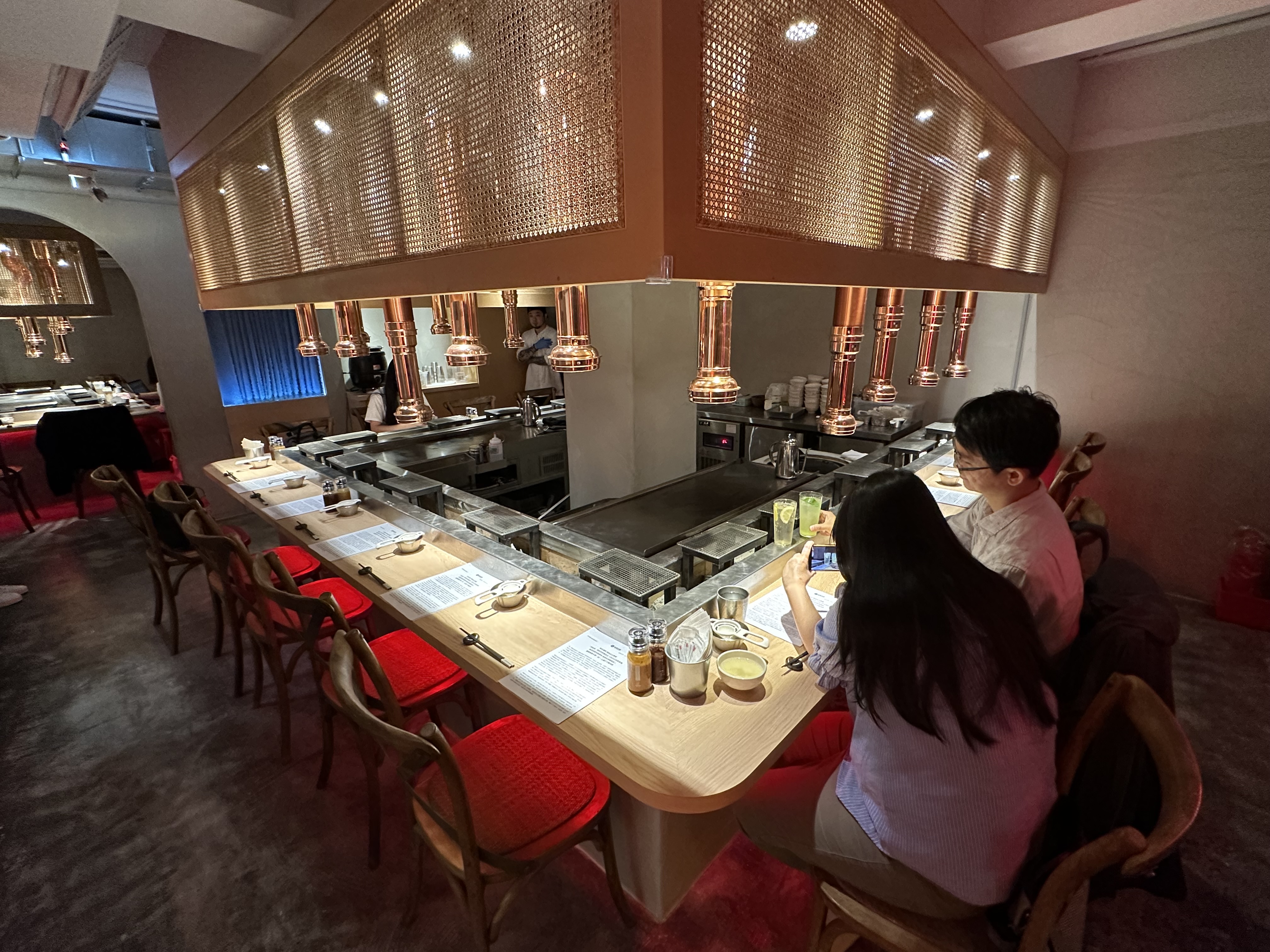 ㄇ字型的吧檯設計，讓客人可以看到漢堡排香煎的過程，更有食欲。