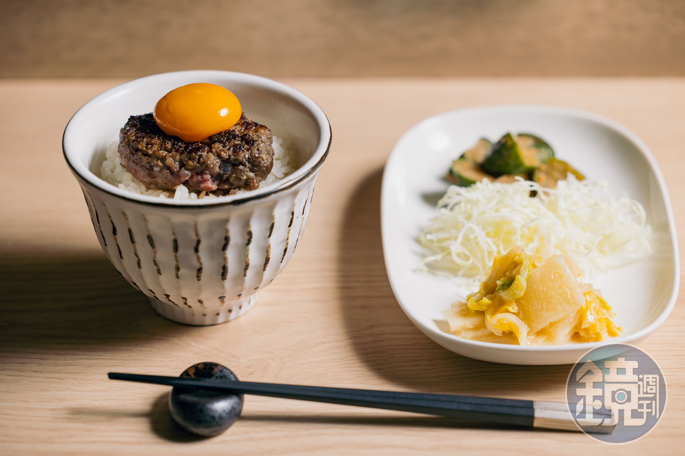 「黑毛和牛漢堡排定食」肉排外酥內嫩,可搭配生蛋黃或醃菜一起吃,降低調味的鹹度。(550元/份,肉旨房提供)