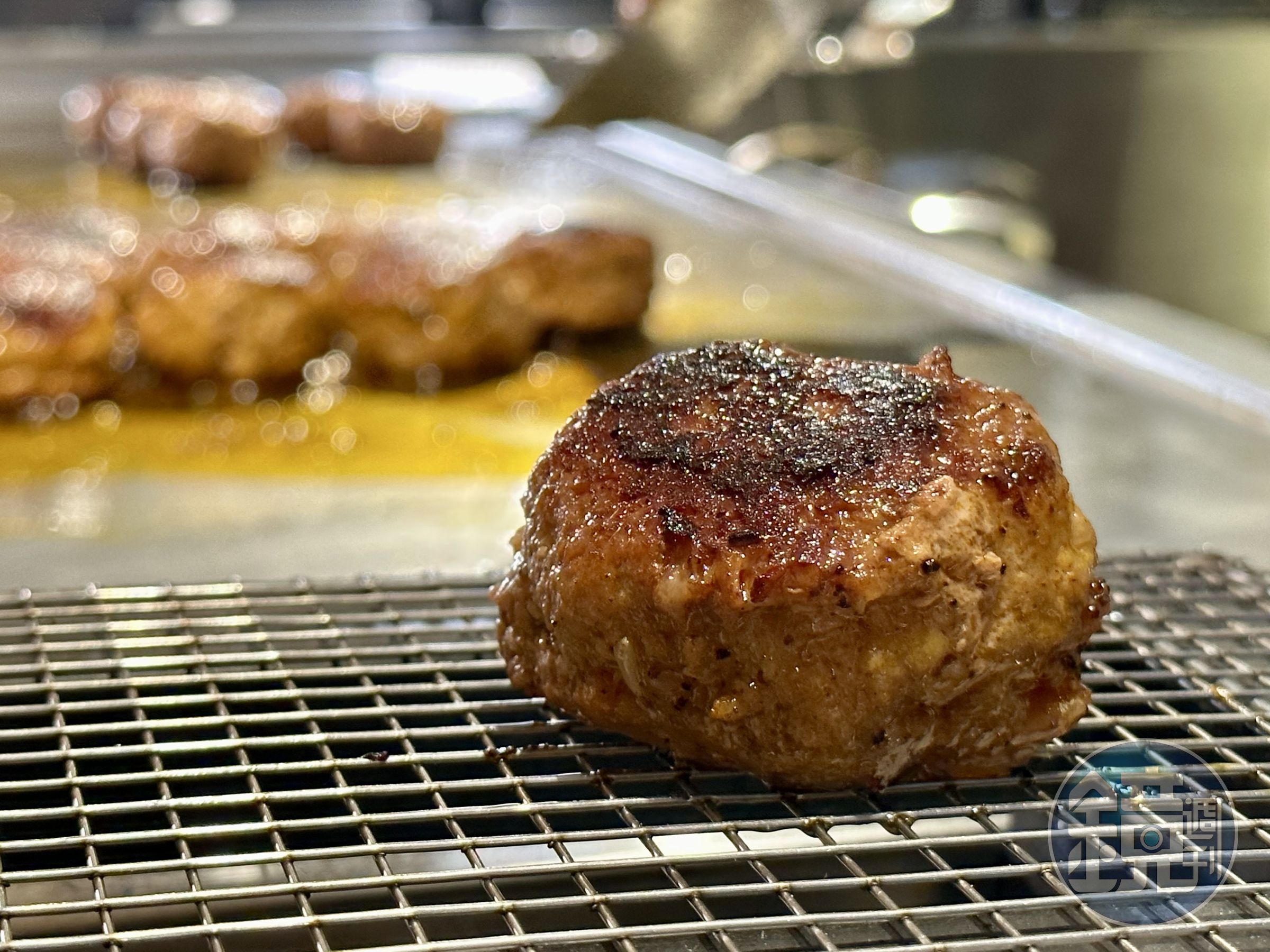 「煙燻豬肉漢堡排定食」肉香濃厚,吃得到洋蔥甜味和紅椒粉的香氣。(400元/份)