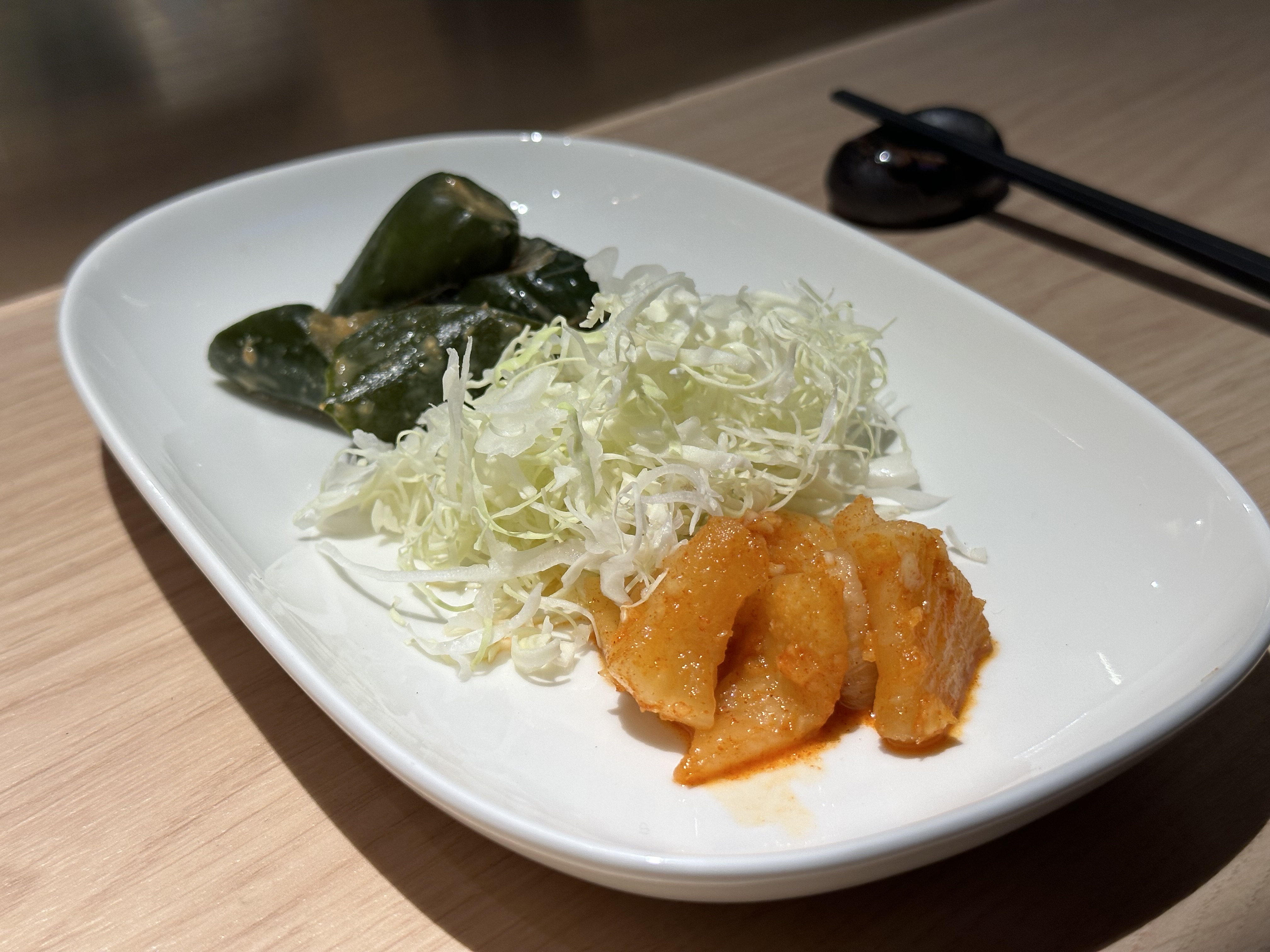 醃漬小菜會不定時更換食材，可以免費續加。