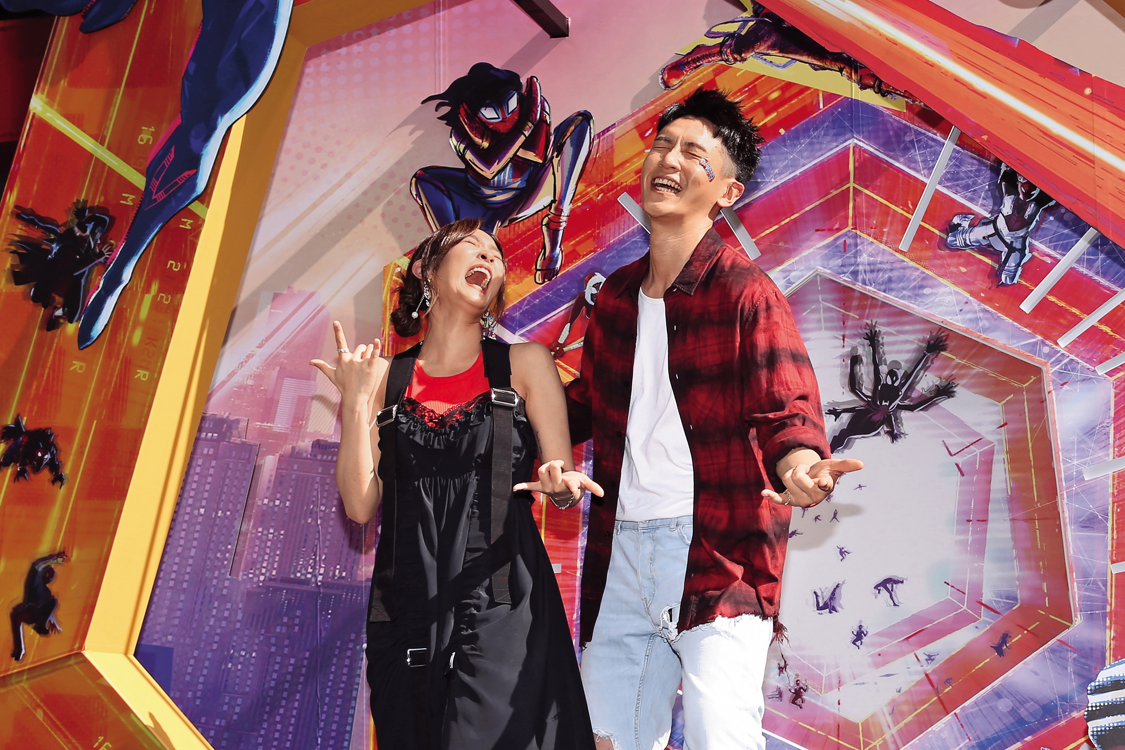 柯震東（右）模仿王淨（左）的戲中對白：「不要～不可以。」害王淨笑瘋。小編懷疑柯震東在開車，但是我沒證據。