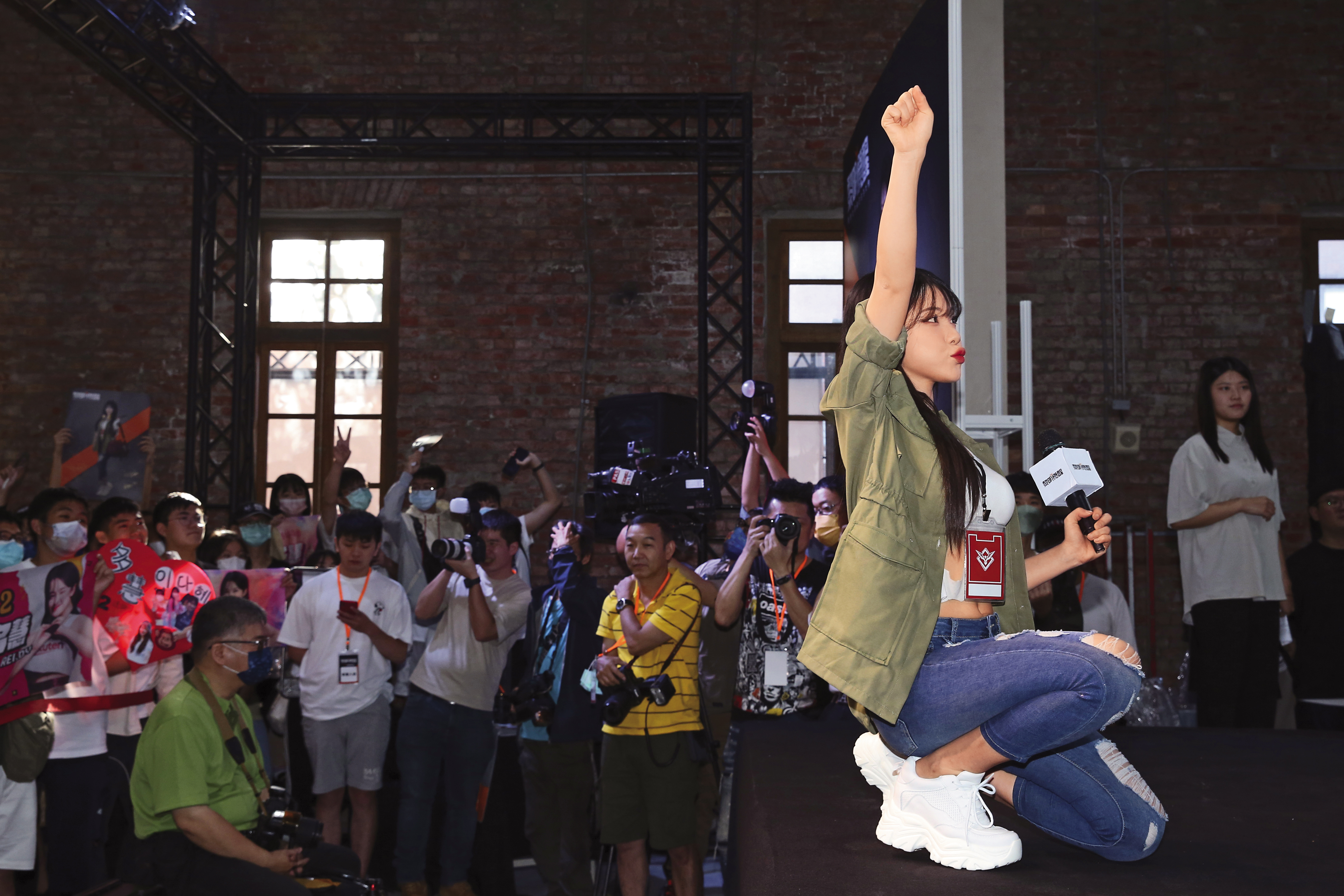 「嘟嘴」是李多慧的招牌動作，但小編忍不住往下看…這「球技」實在是太好了～（流鼻血）