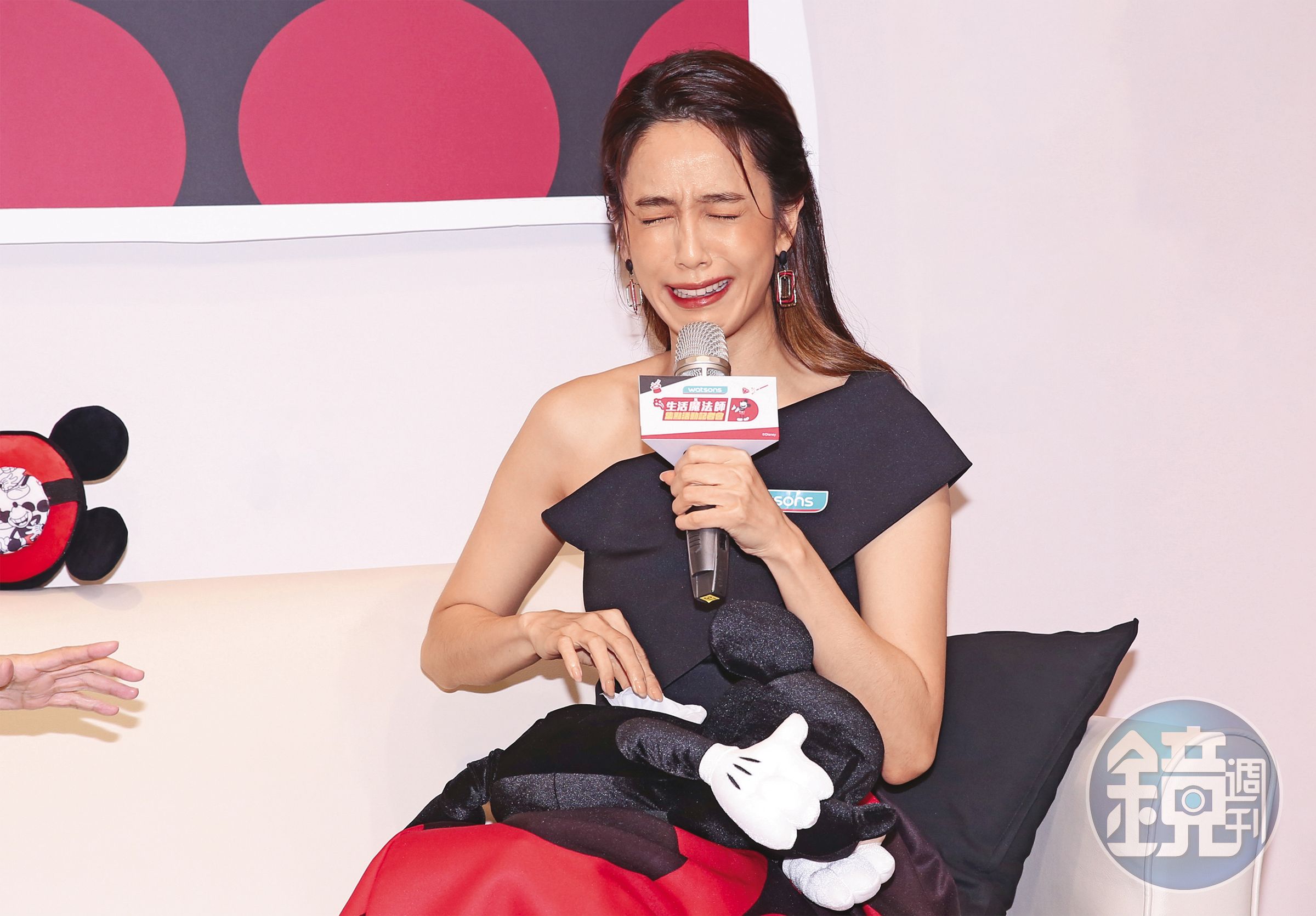 陳庭妮示範大哭戲碼，演得活靈活現，不知道是不是因為胡宇威？呸呸呸！（敲桌子3下）