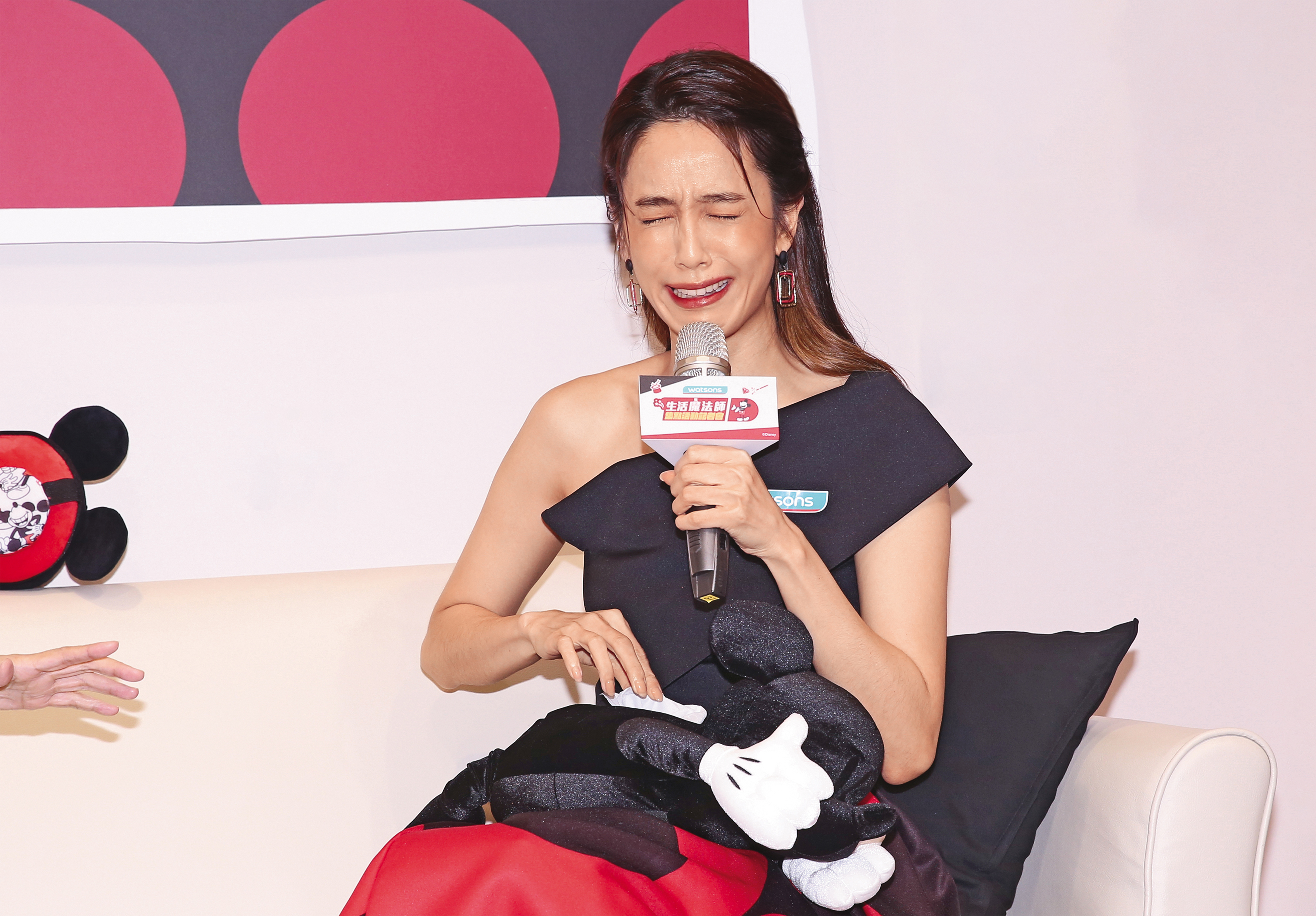 陳庭妮示範大哭戲碼，演得活靈活現，不知道是不是因為胡宇威？呸呸呸！（敲桌子3下）