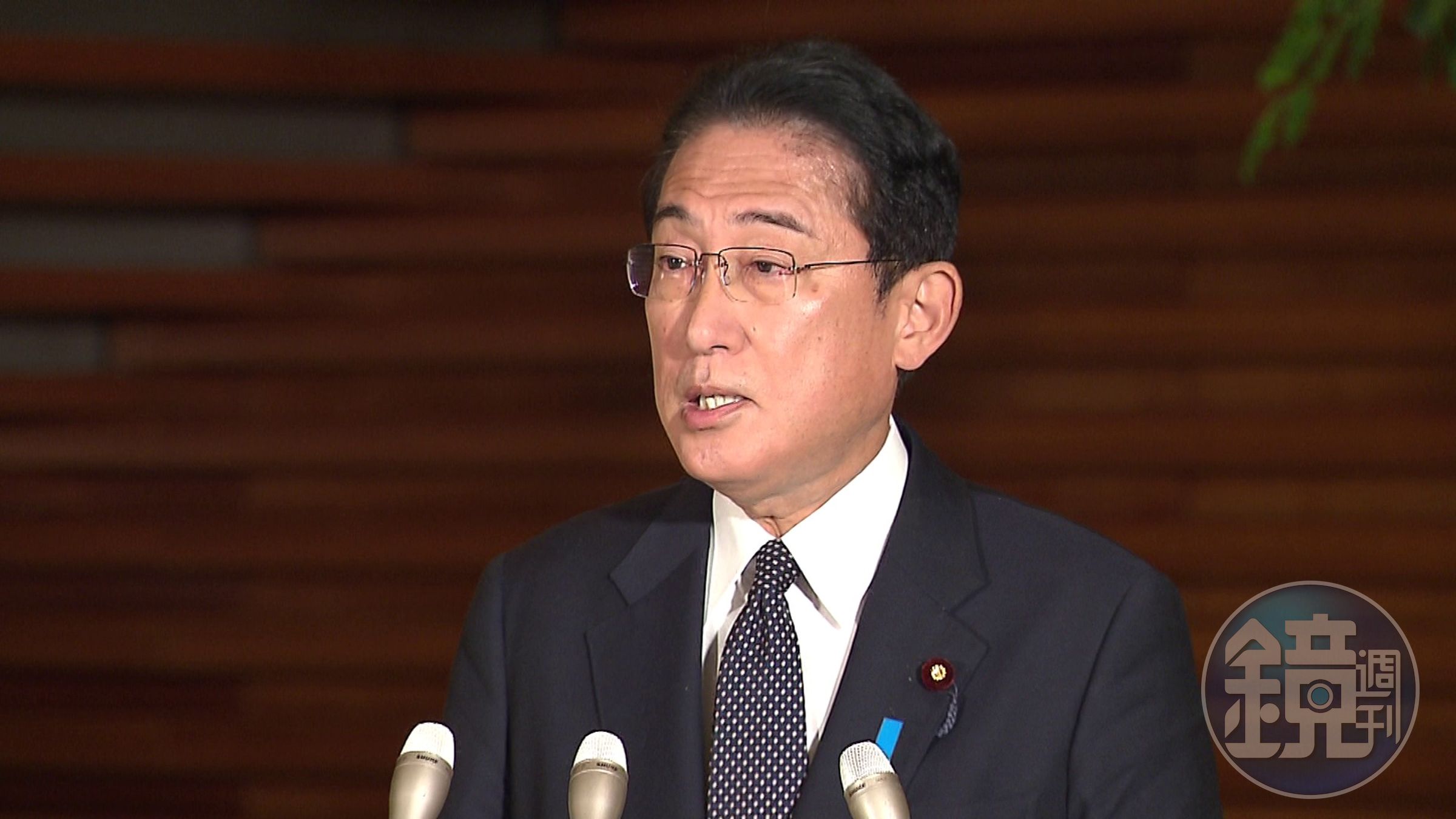 日本首相岸田文雄的長子在首相官邸內與親友嬉鬧擺拍,引發爭議,岸田在29日宣布將兒子拔官撤職。(翻攝自岸田文雄臉書)
