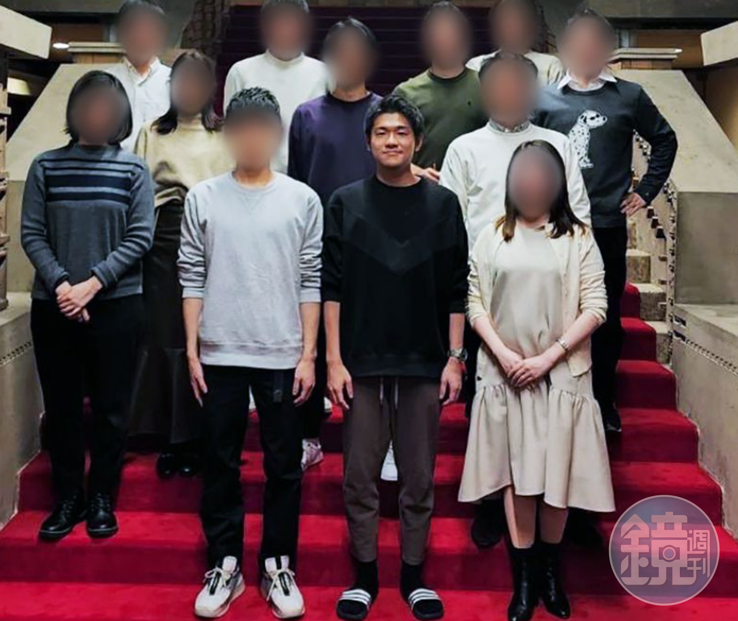 岸田翔太郎與親友們在首相官邸內模仿內閣改組上任合影的方式拍照,在現場嬉鬧擺拍遭批不適當。(翻攝推特)