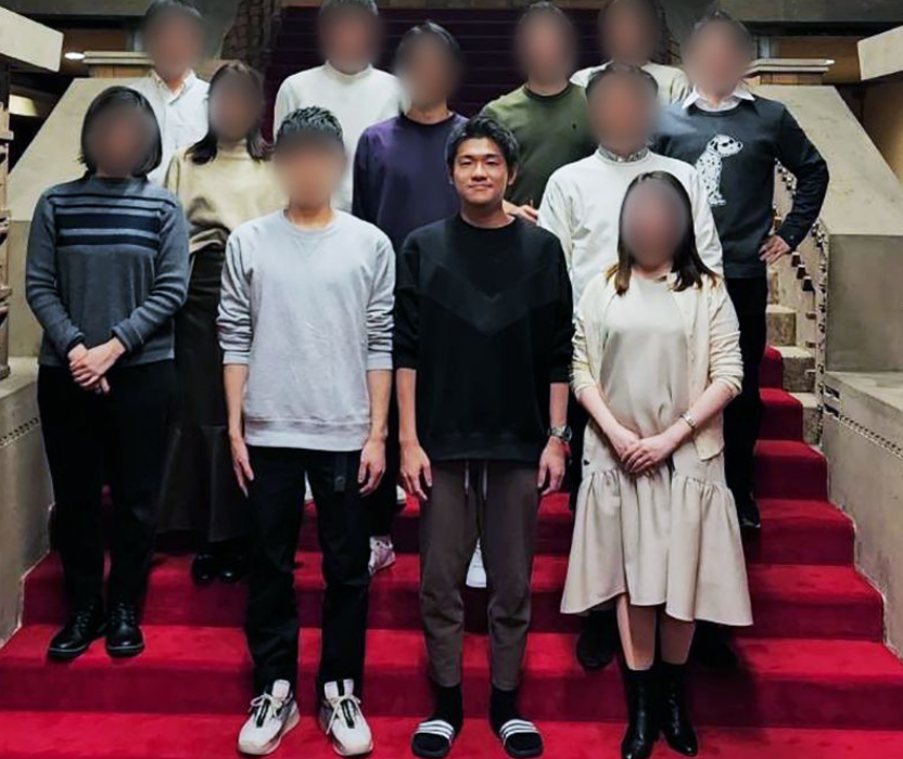 岸田翔太郎與親友們在首相官邸內模仿內閣改組上任合影的方式拍照，在現場嬉鬧擺拍遭批不適當。（翻攝推特）