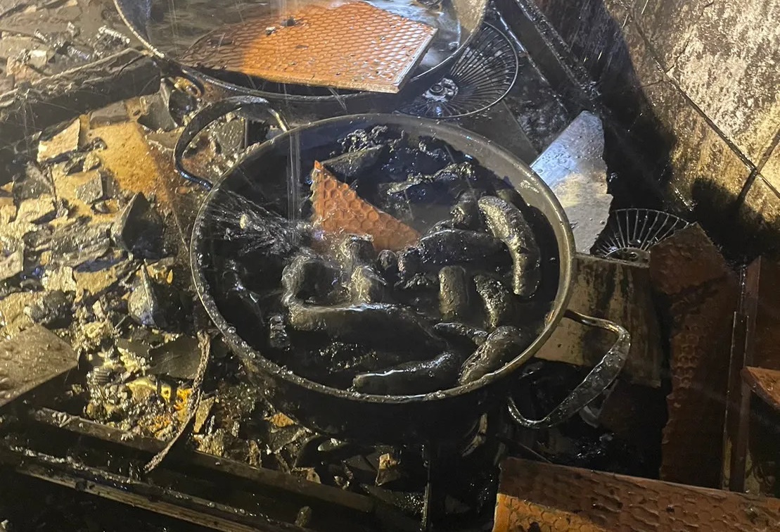 蘆洲杞姓屋主煮飯睡著鬧火災上新聞，事後在PTT發文澄清，表示煮的是甜不辣而非香腸。（翻攝畫面）