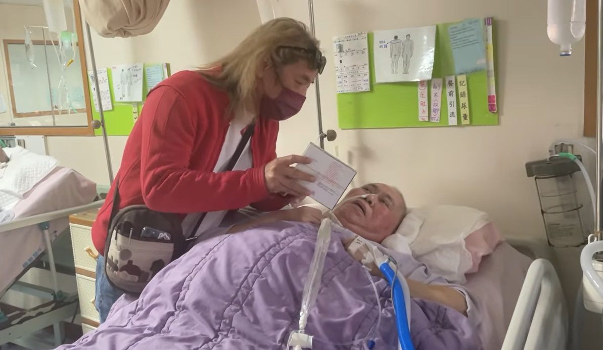 李坤城、朱約信在病床相聚的影片曝光，互動頗為溫馨。（翻攝臉書）
