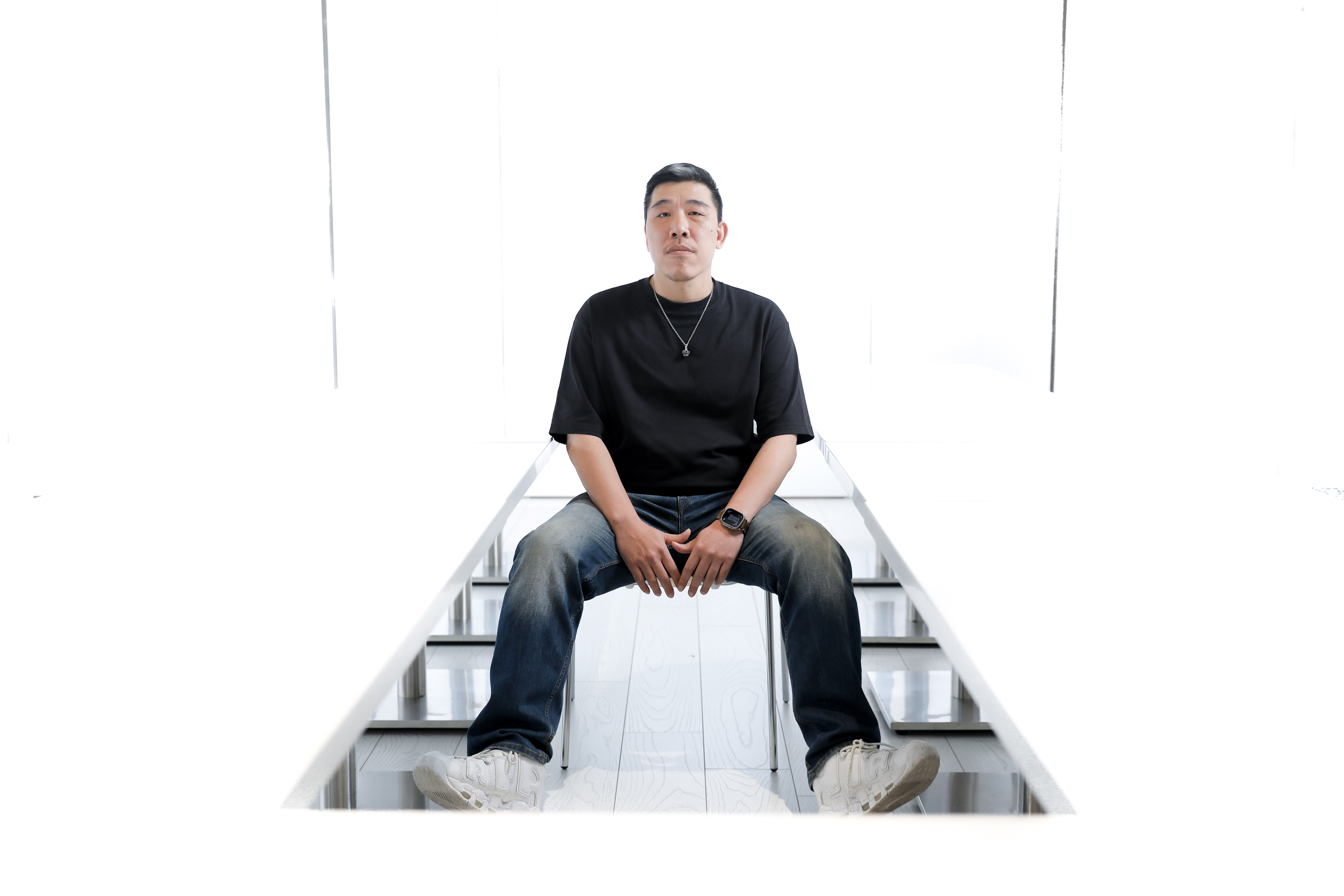 周佑洋是必應創造執行長，參與過的演唱會超過500場。