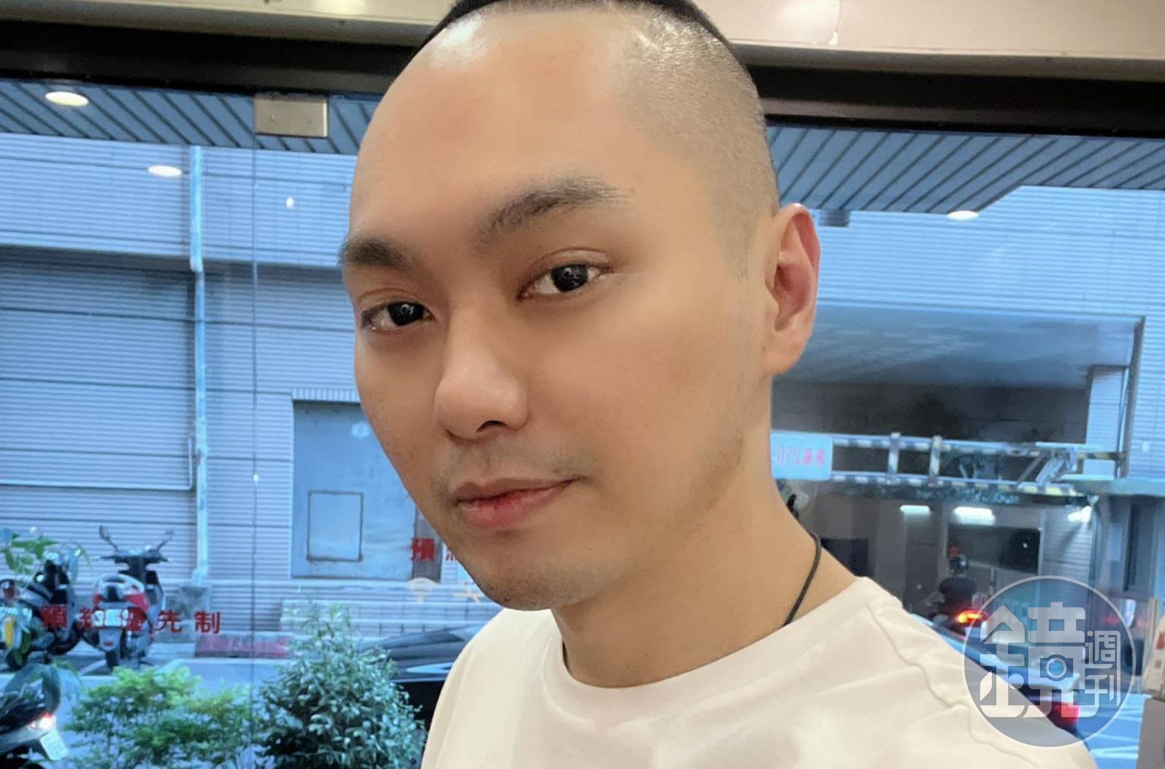 連千毅即將入獄服刑,他今天曬出剃髮新造型照片,並留言直呼「準備去進修!剪這樣涼快很多……」。(翻攝自連千毅臉書)