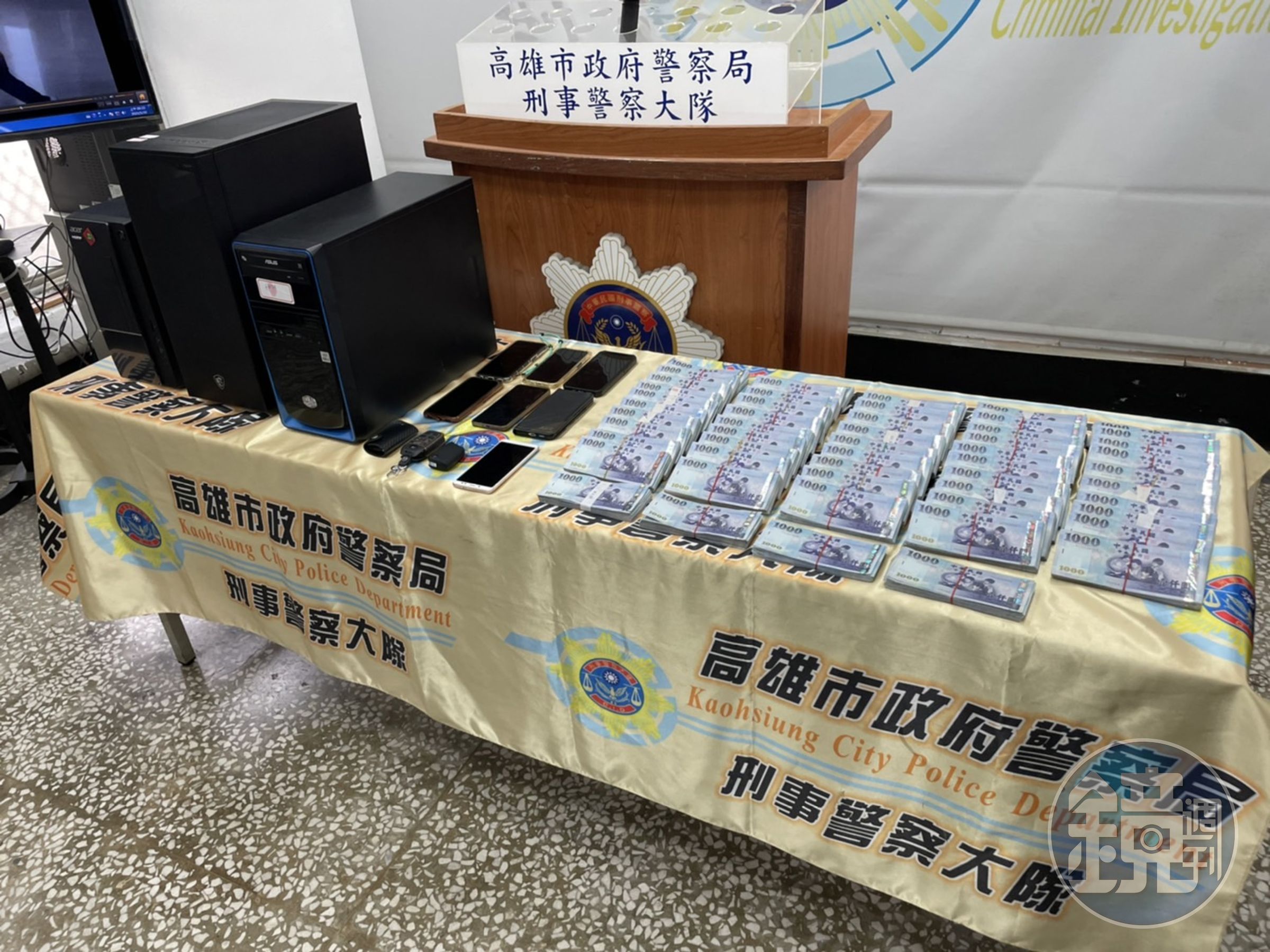 退休婦遭假檢狂詐609萬還抵押2房,雄警逮4嫌扣回542萬現金。(翻攝畫面)