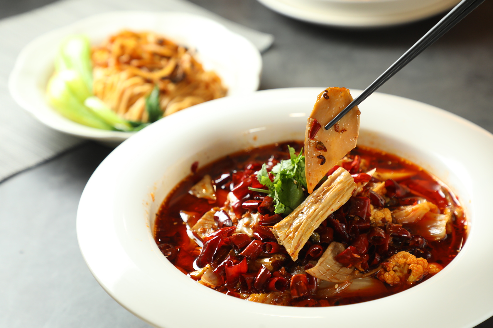 素食的川菜口味，大受好評。經典的「天府盆菜」口味溫順不會過辣。（850元／份）