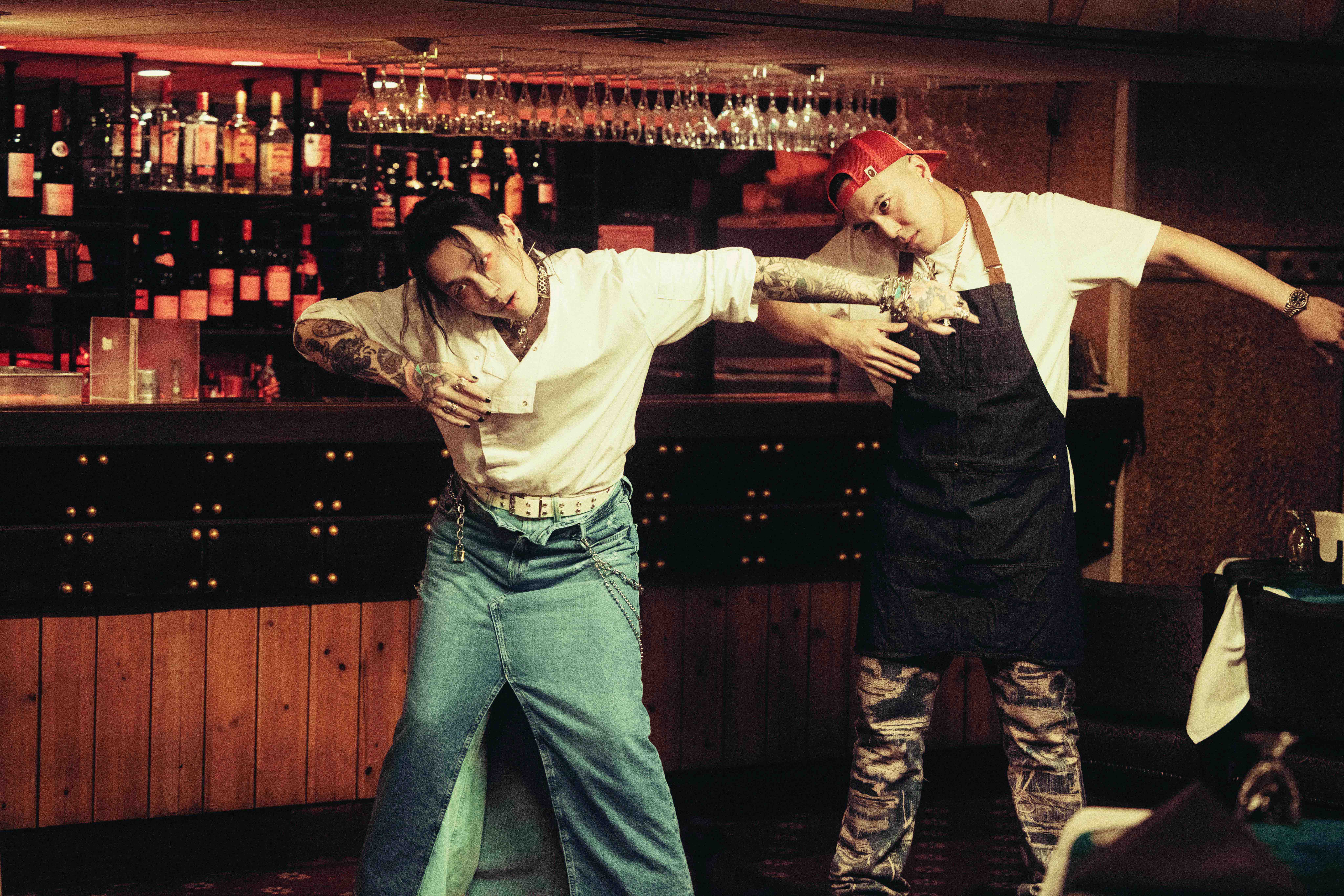 Marz23新歌〈知道你過得不太好我就放心了〉MV充滿詭異氛圍。（華納音樂提供）