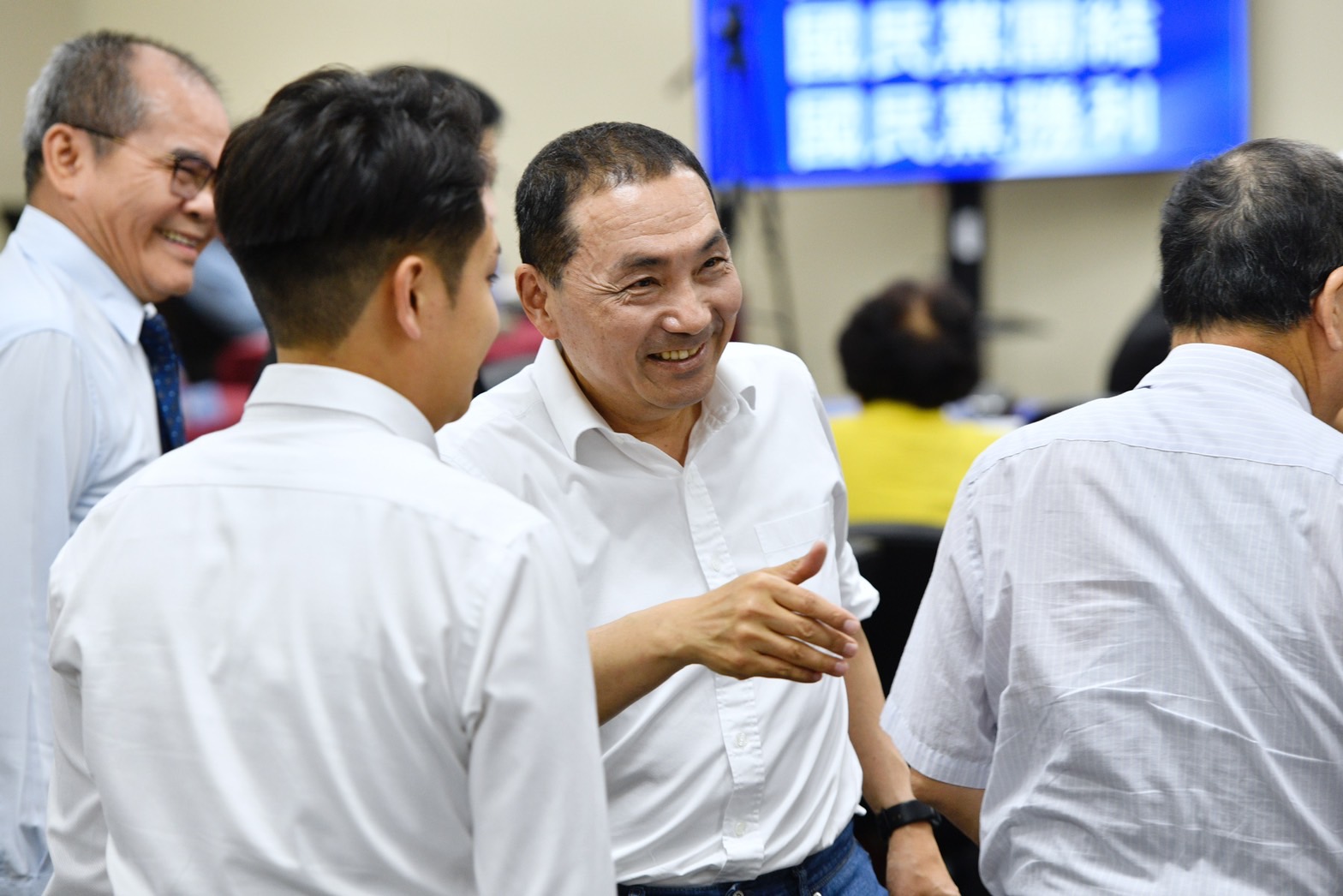 侯友宜的民調在三腳督中墊底，張亞中呼籲黨內應召開臨全會討論應變措施。（本刊資料照）