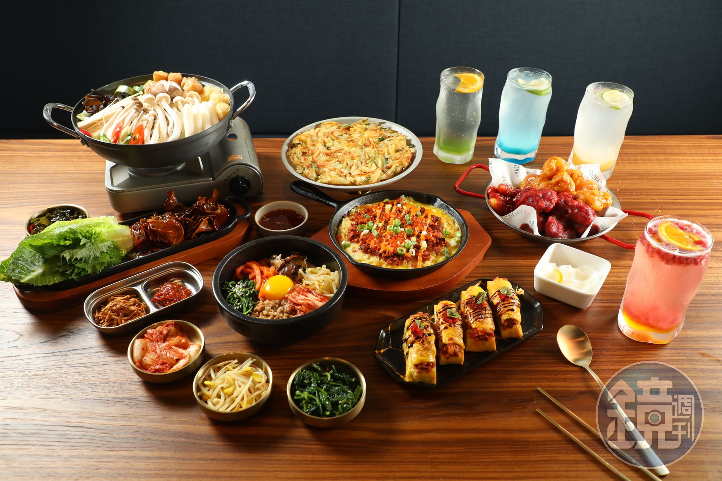 「YACHE野菜韓式蔬食」推出的蔬食韓式鍋物,美味豐盛。