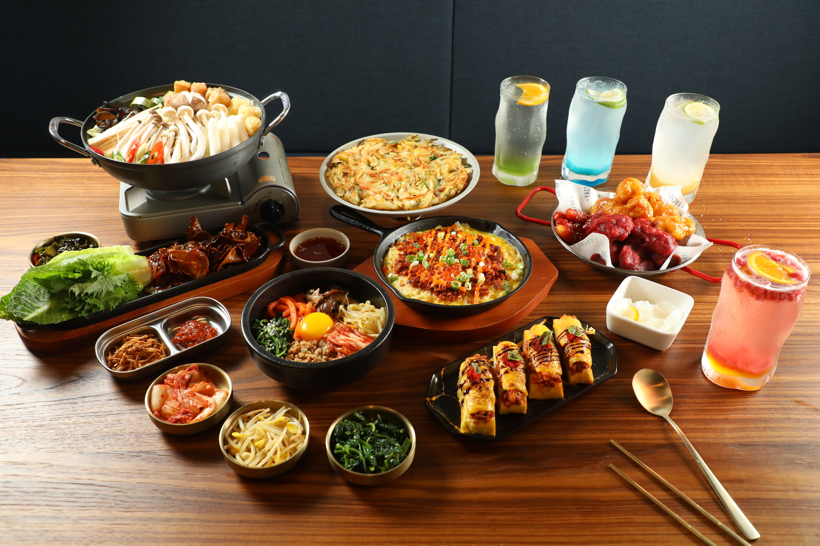 「YACHE野菜韓式蔬食」推出的蔬食韓式鍋物，美味豐盛。