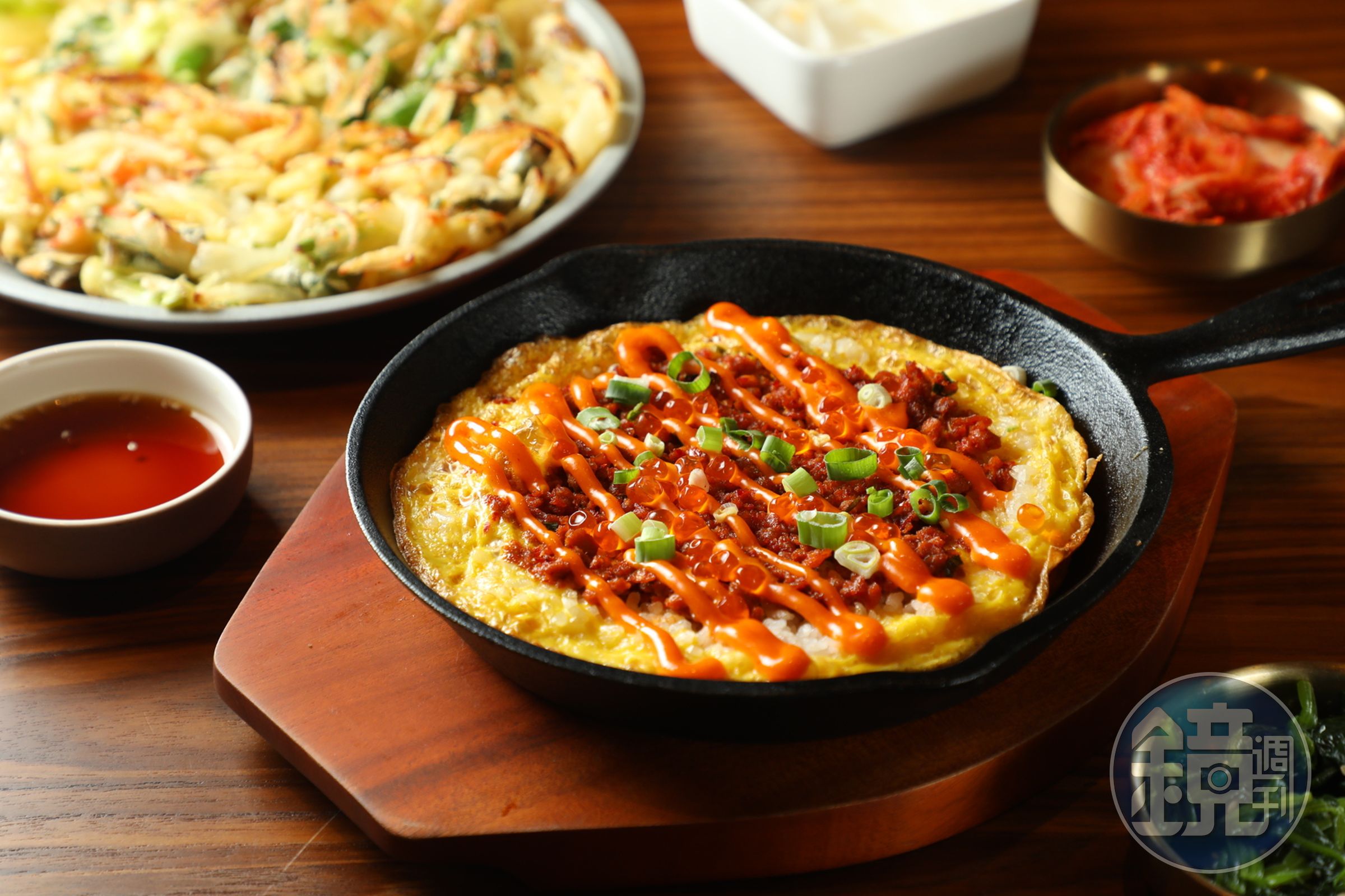 「魚卵祕製肉醬鍋」的炙燒鍋巴非常美味。(350元/份)