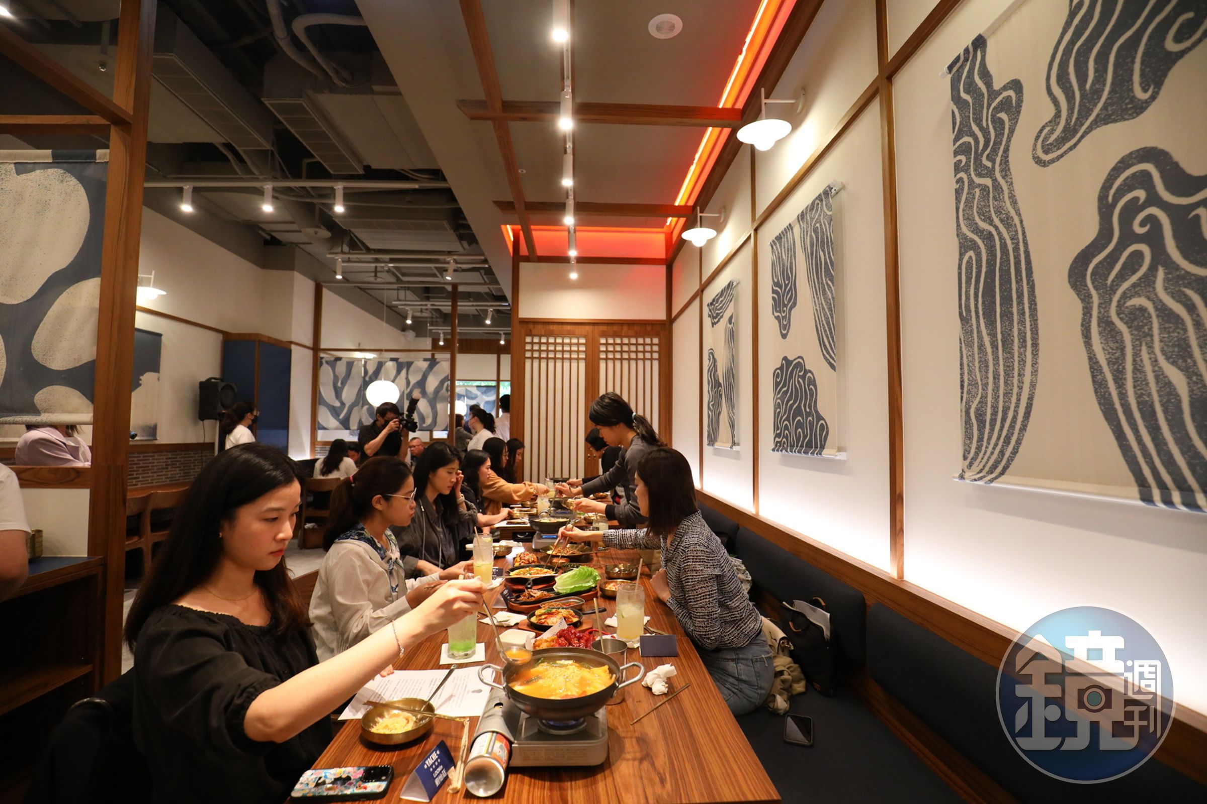 以韓國傳統染布布置空間。